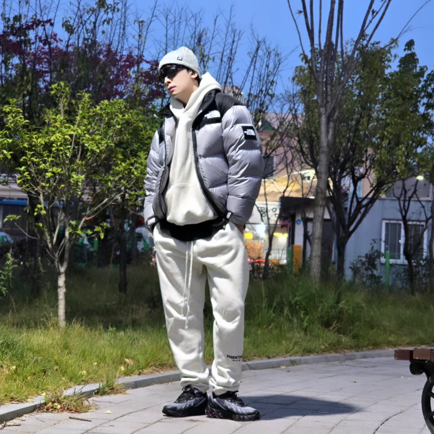Nike SB Fisherman Beanie Dark Grey Heather, Essentials The Core Collection Hoodie Light Oatmeal 착용 스타일 - 2