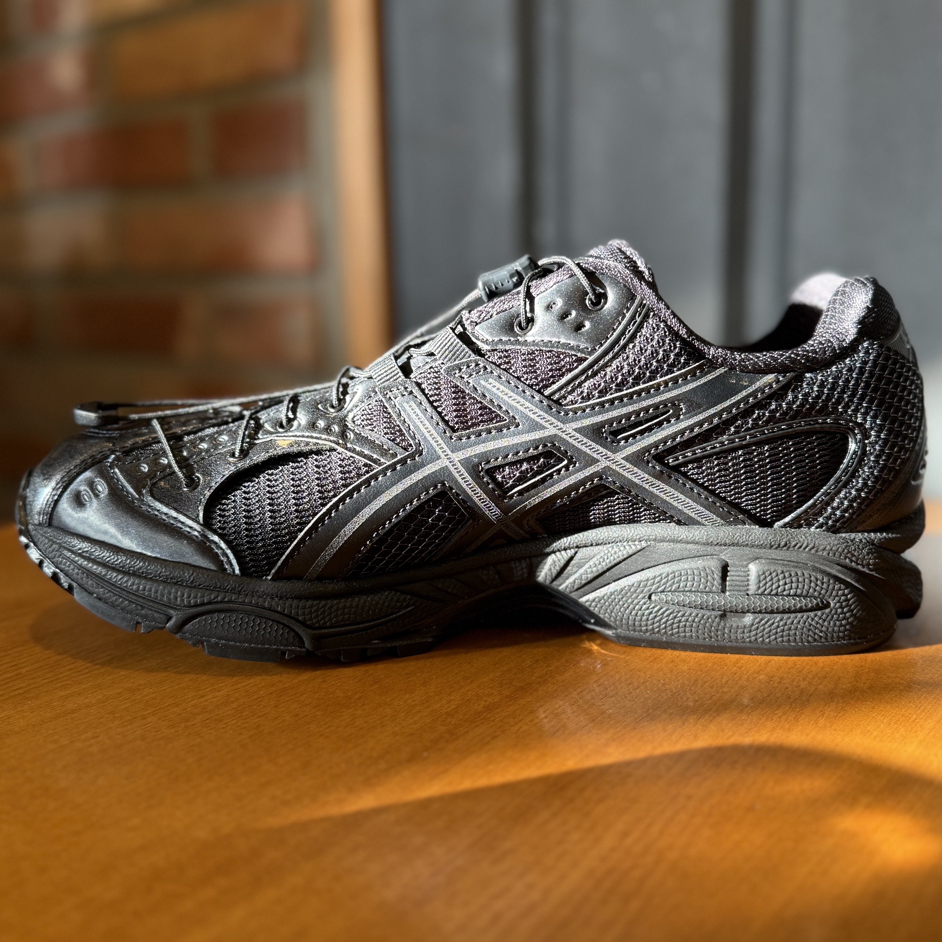 Asics x Unaffected Gel-Nimbus 10.1 Black Black 착용 스타일 - 5