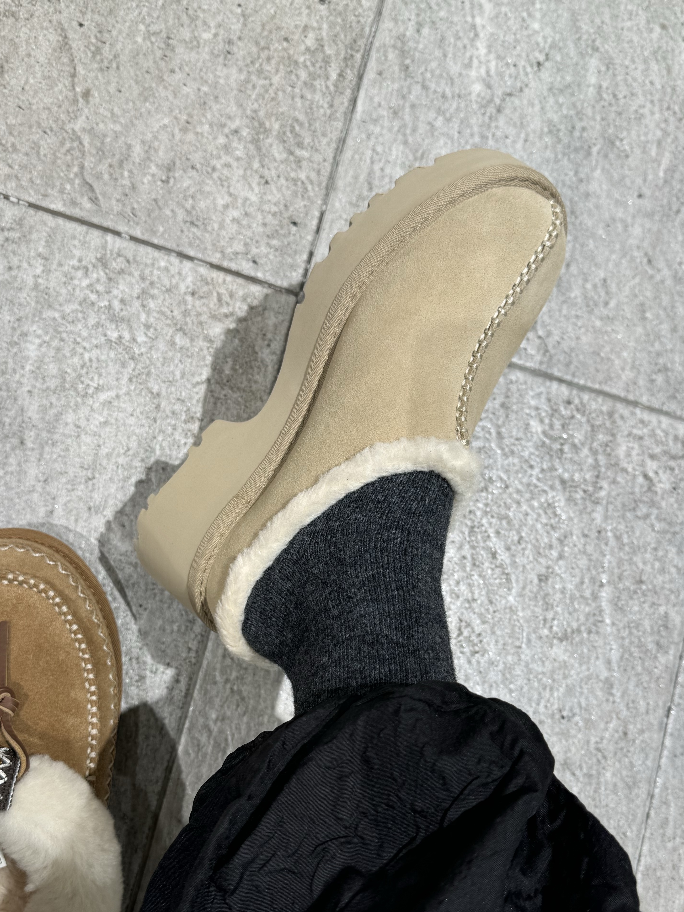 (W) UGG New Heights Cozy Clog Mustard Seed 착용 스타일 - 3