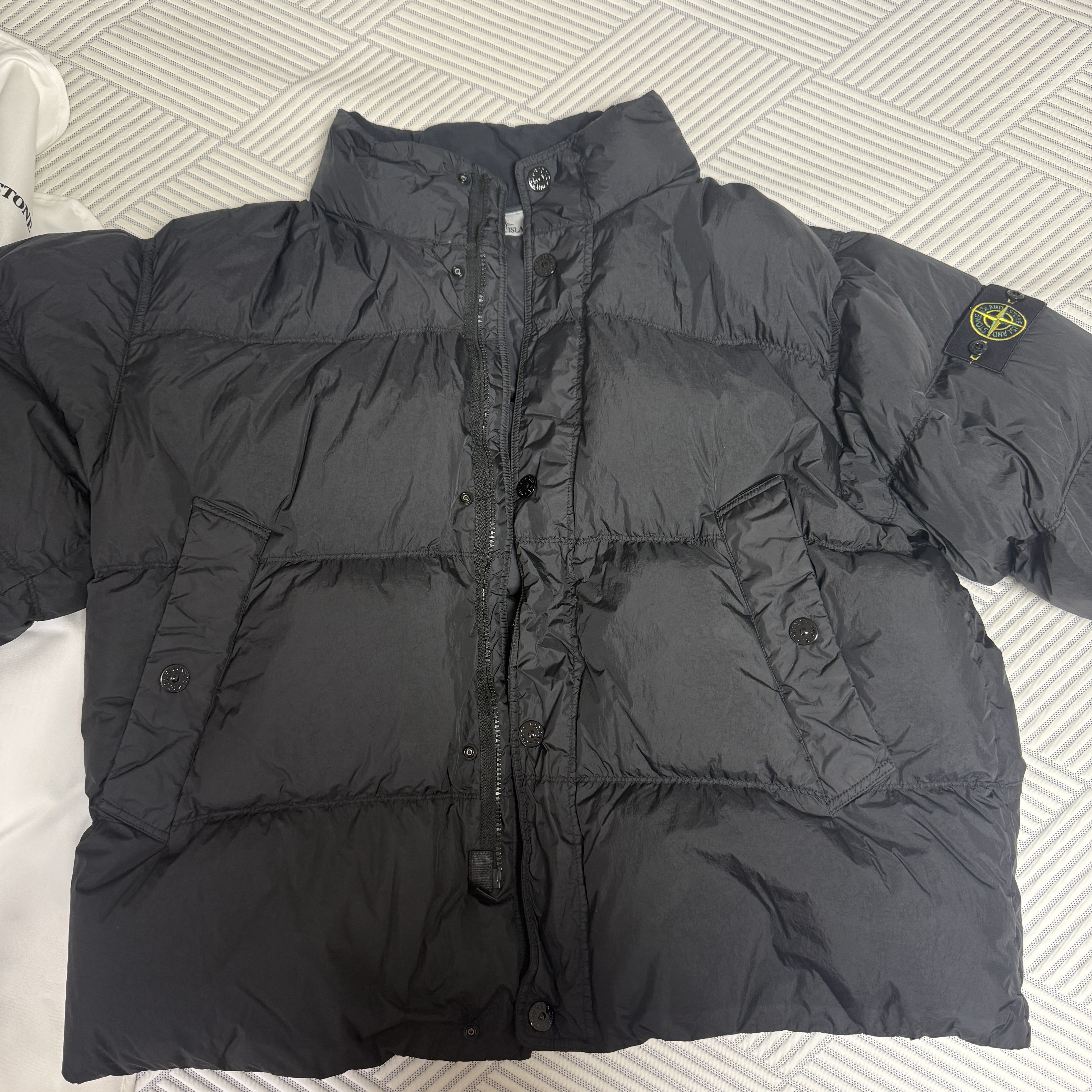 Stone Island 4100010 Crinkle Reps NY Recycled Nylon Down Jacket with Wind Resistant Black - 25FW 착용 스타일