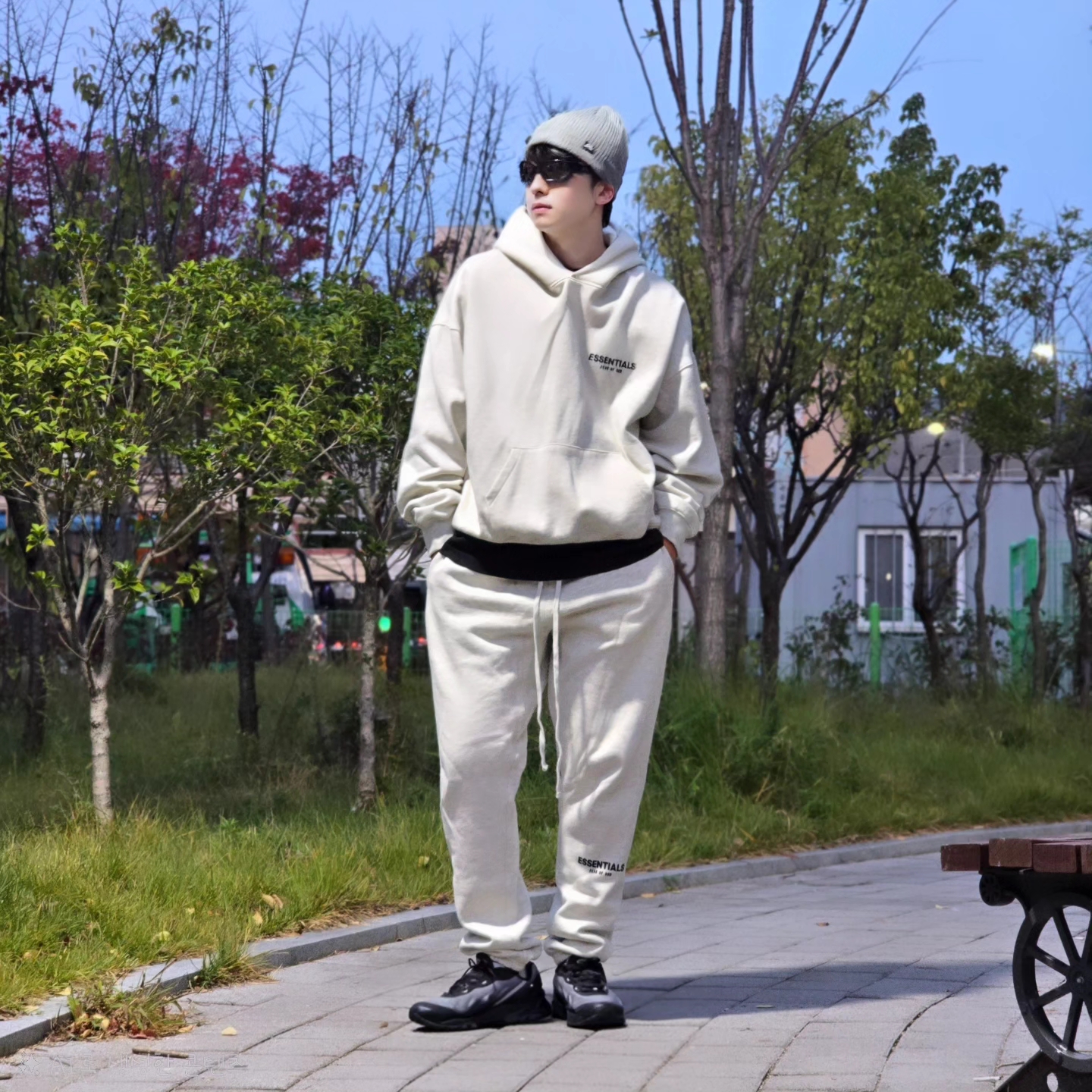 Nike SB Fisherman Beanie Dark Grey Heather, Essentials The Core Collection Hoodie Light Oatmeal 착용 스타일 - 7
