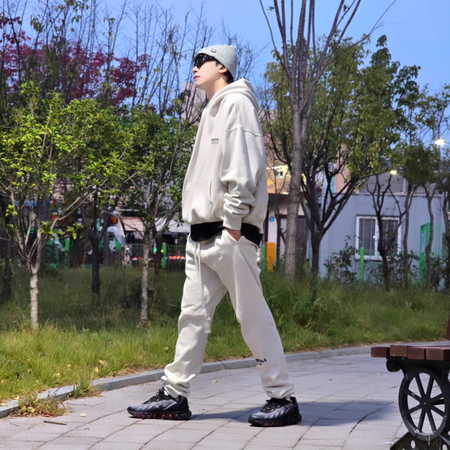 Nike SB Fisherman Beanie Dark Grey Heather, Essentials The Core Collection Hoodie Light Oatmeal 착용 스타일 - 4