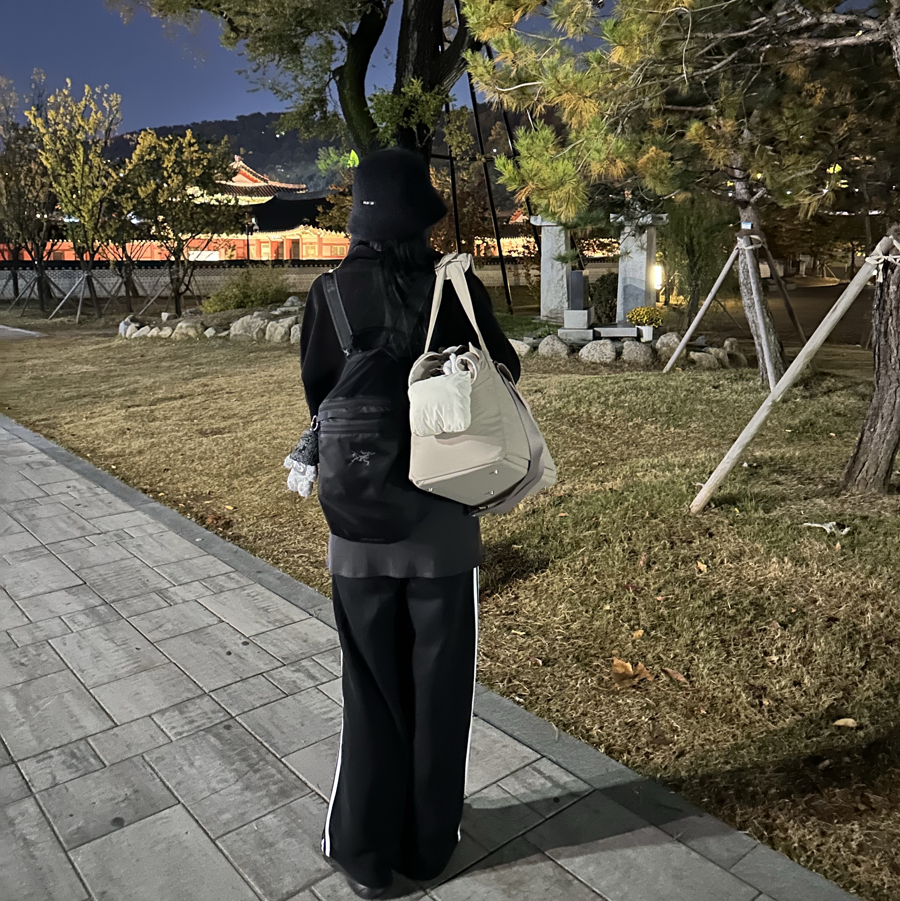 (W) Adidas Essentials 3-Stripes French Terry Wide Pants Black - KR Sizing, ALEXII Bandana Bear 착용 스타일 - 2