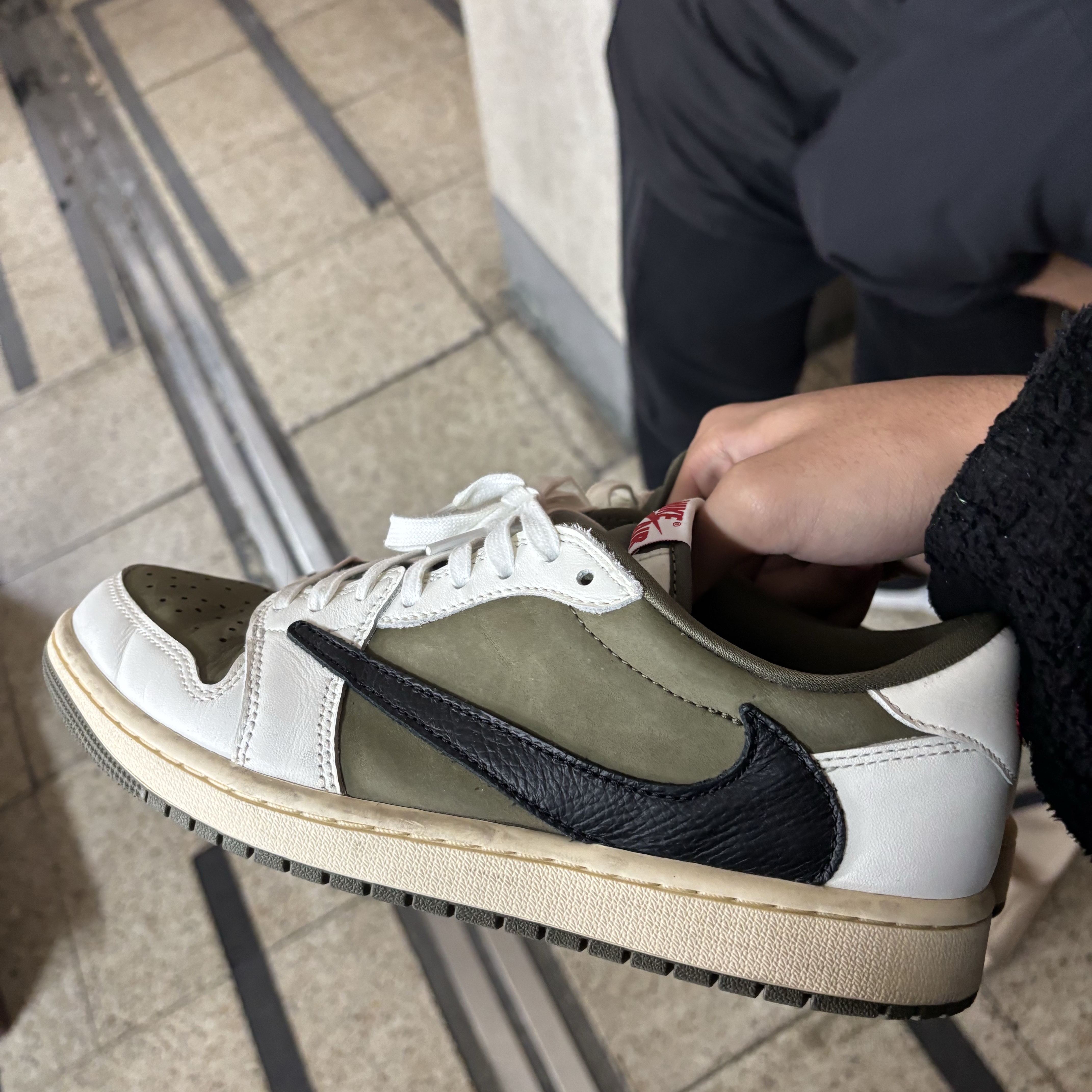 Jordan 1 x Travis Scott Retro Low OG SP Reverse Olive 착용 스타일