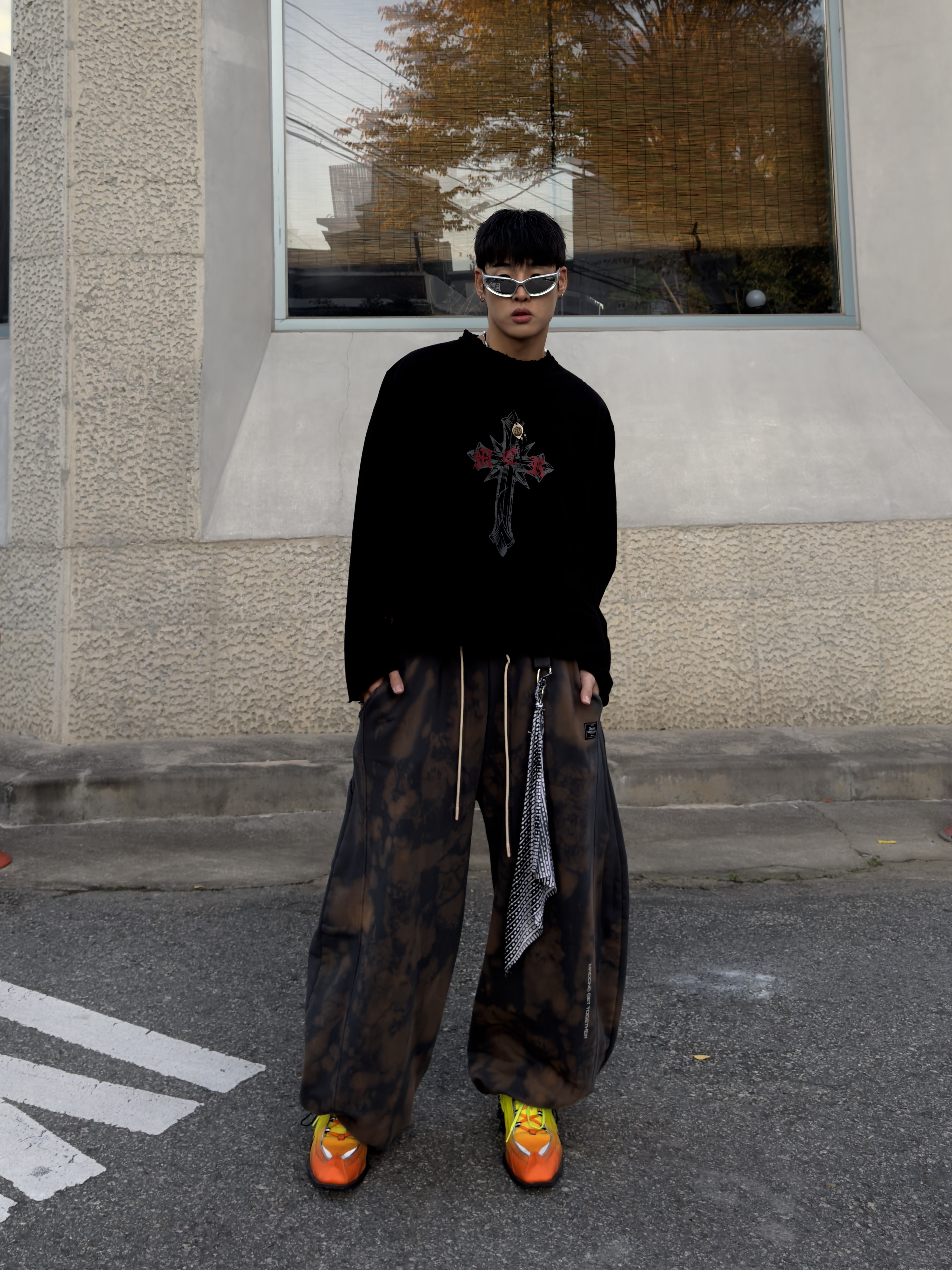 Nike x Martine Rose Shox MR4 Safety Orange, Balenciaga Swift Oval Sunglasses Silver 착용 스타일 - 1