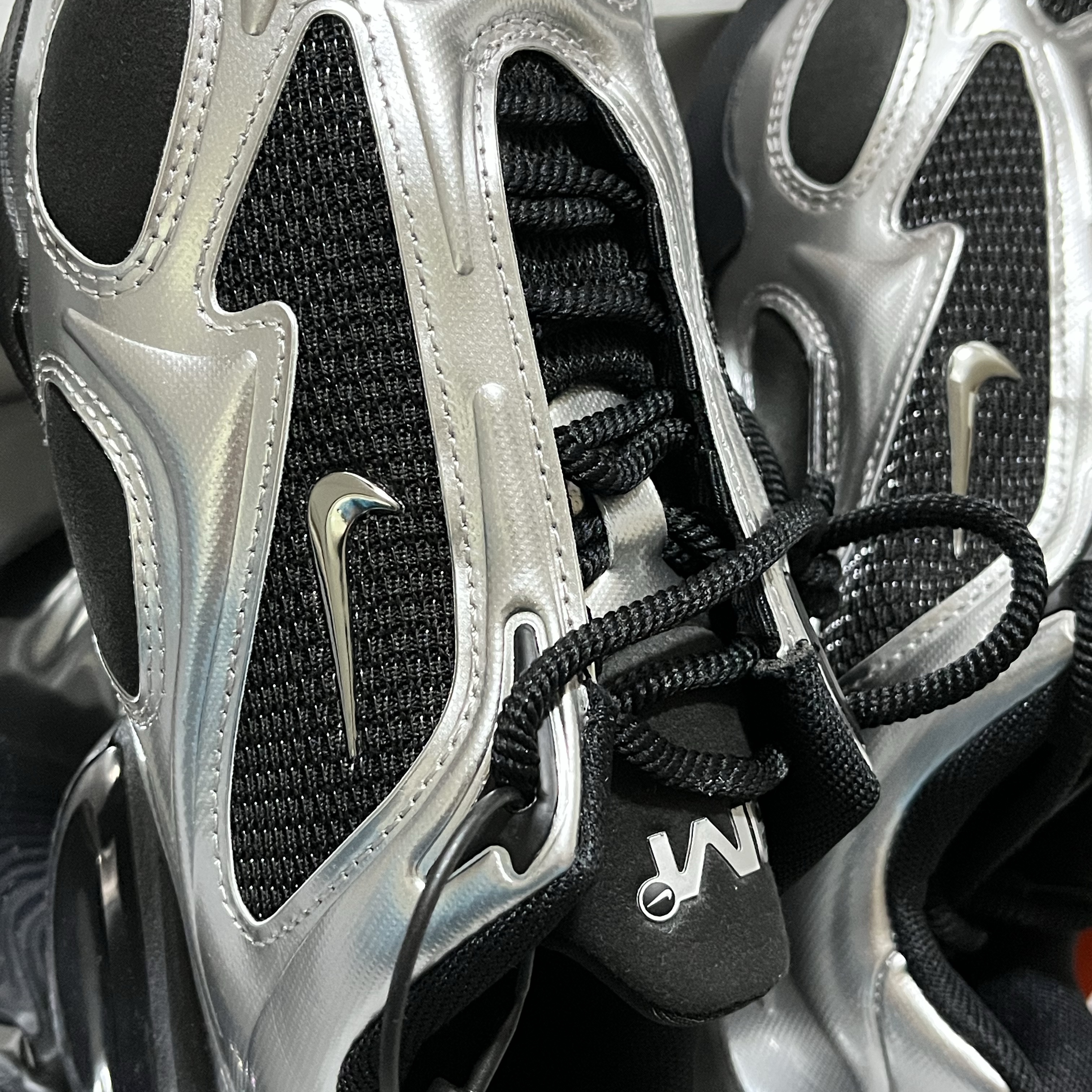 (W) Nike Air Max Muse Black and Metallic Silver 착용 스타일