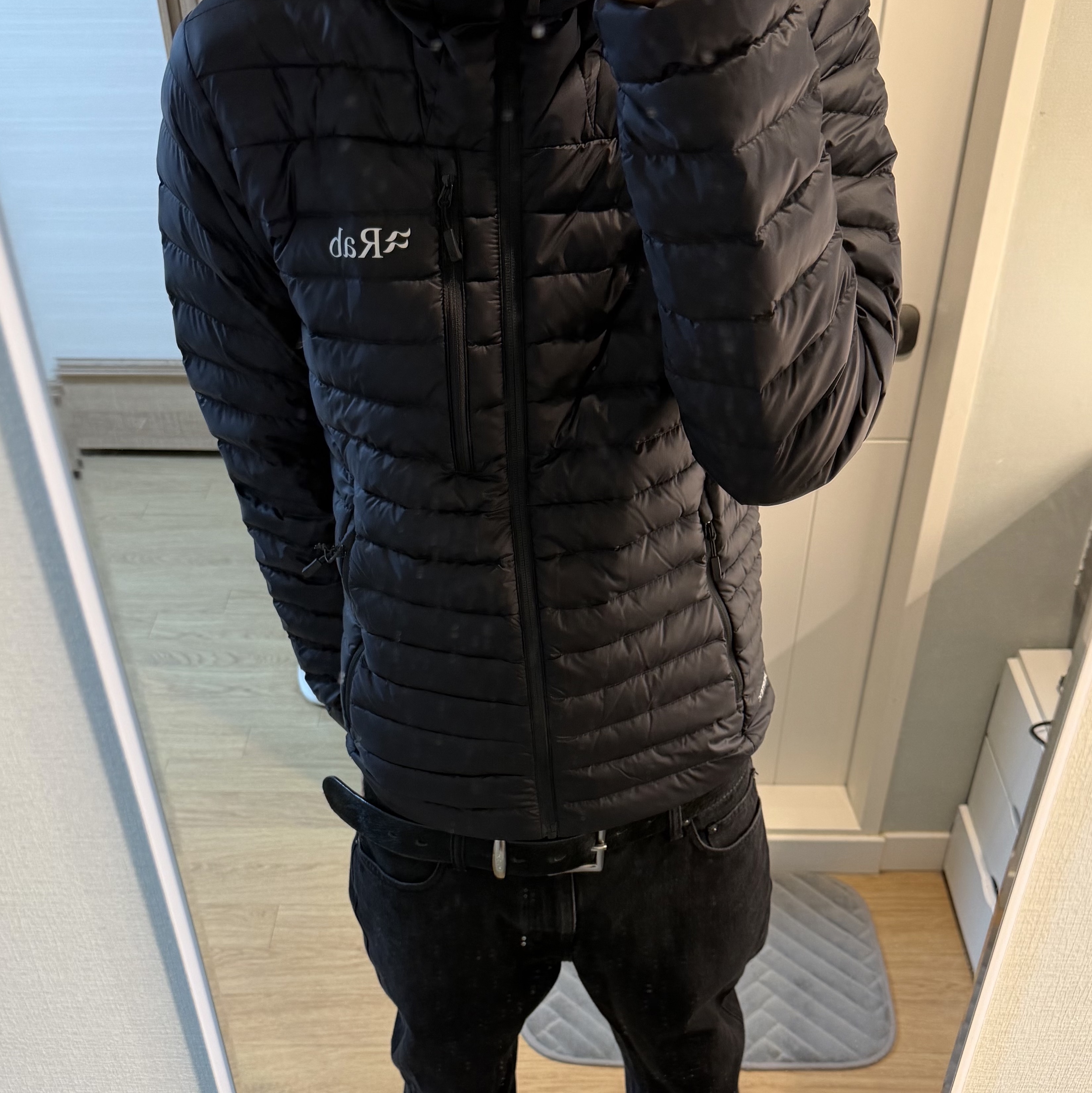 Rab Microlight Alpine Jacket Black 착용 스타일