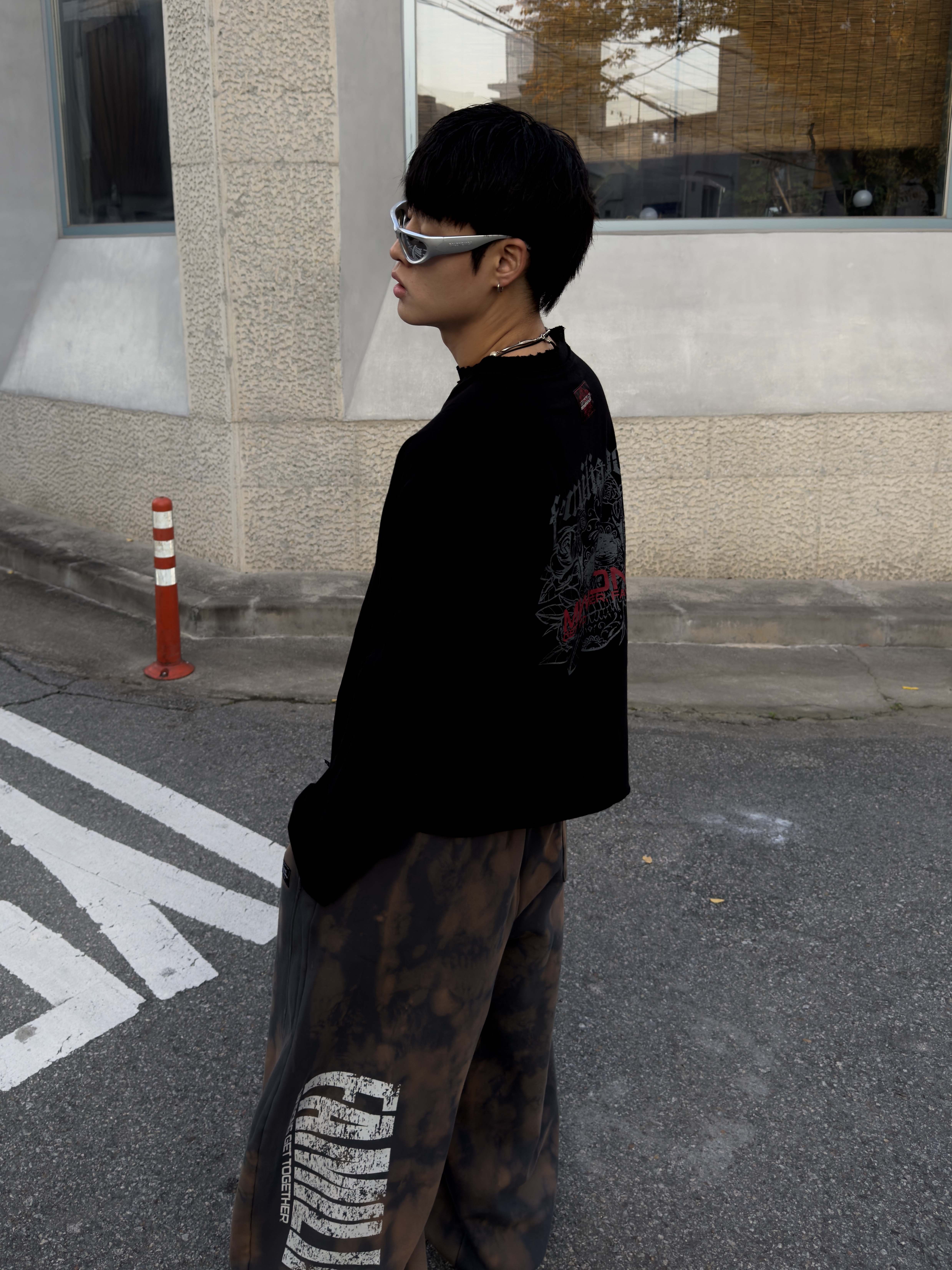 Nike x Martine Rose Shox MR4 Safety Orange, Balenciaga Swift Oval Sunglasses Silver 착용 스타일 - 3