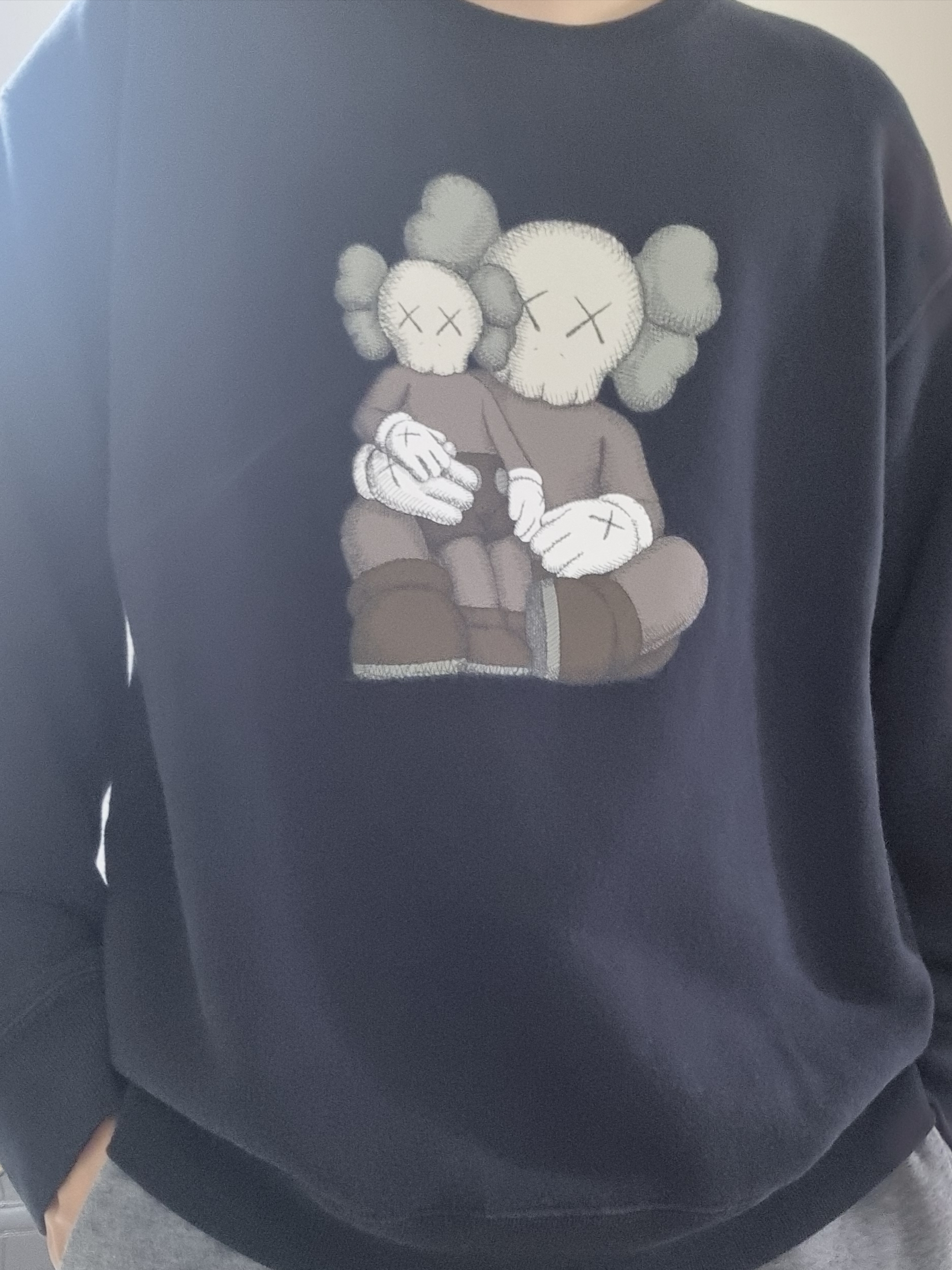 Uniqlo UT x Kaws Long Sleeve Sweatshirt Black 착용 스타일