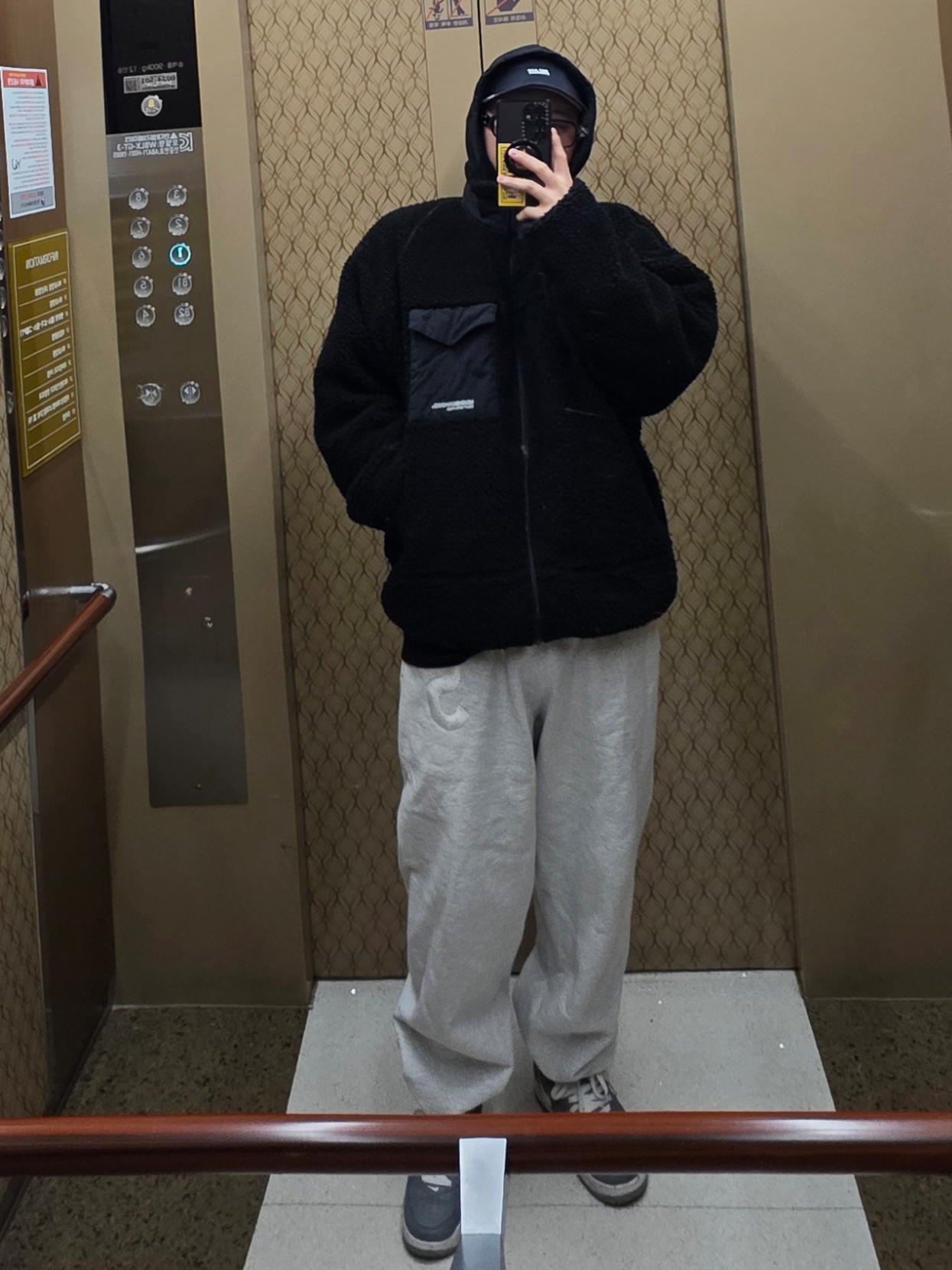 Palace Gore-Tex 3L Runner Black - 25SS, Supreme S Logo Sweatpant Ash Grey - 24FW 착용 스타일
