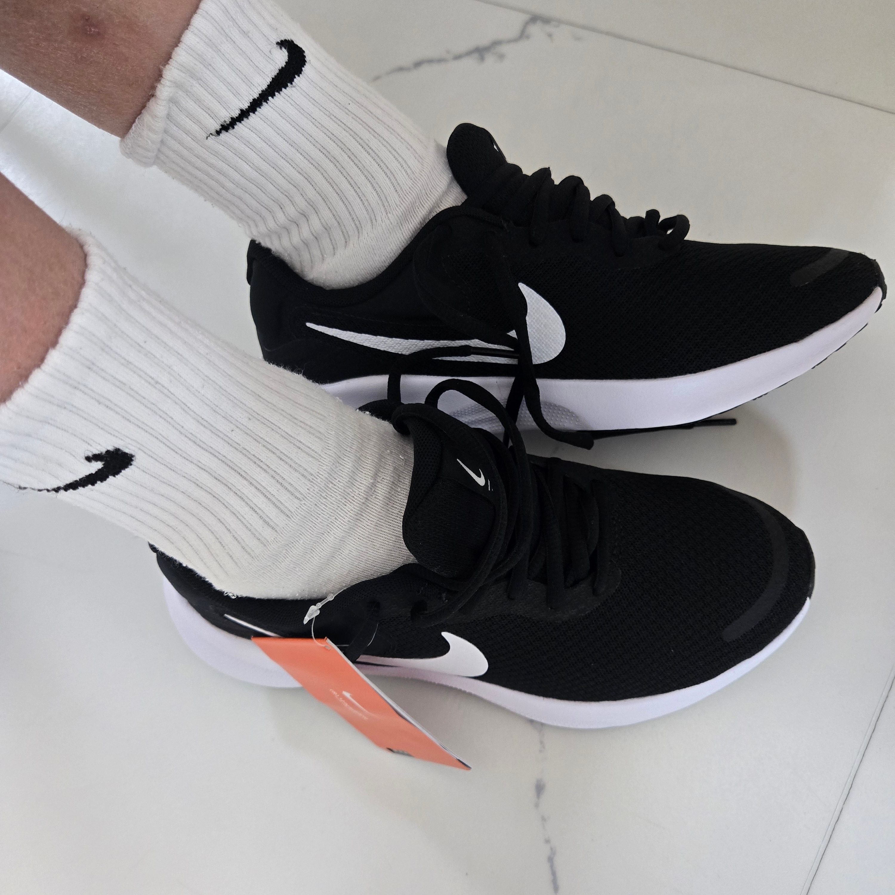 (W) Nike Revolution 7 Black 착용 스타일