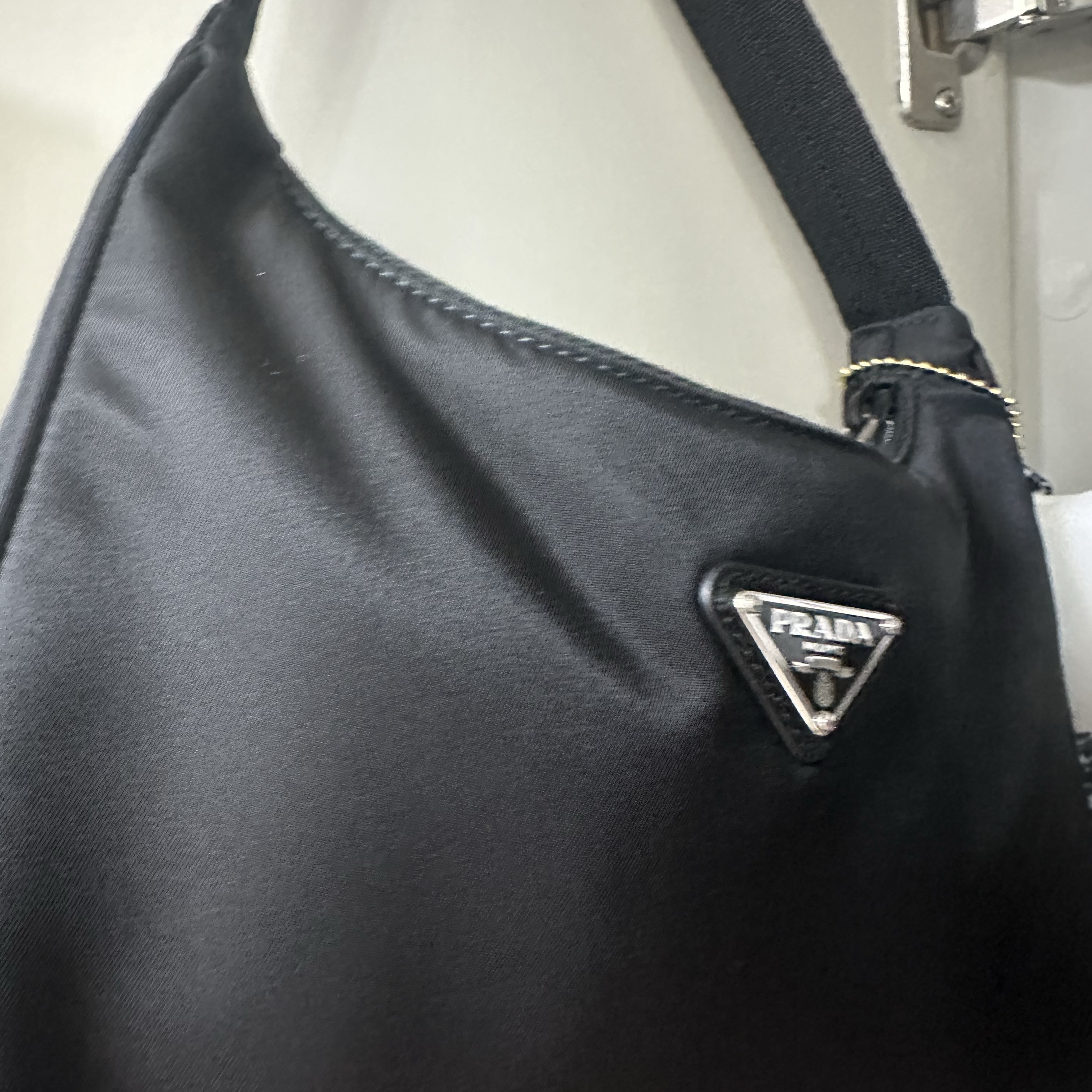 Prada Re-Edition 2000 Re-Nylon Mini Shoulder Bag Black 착용 스타일