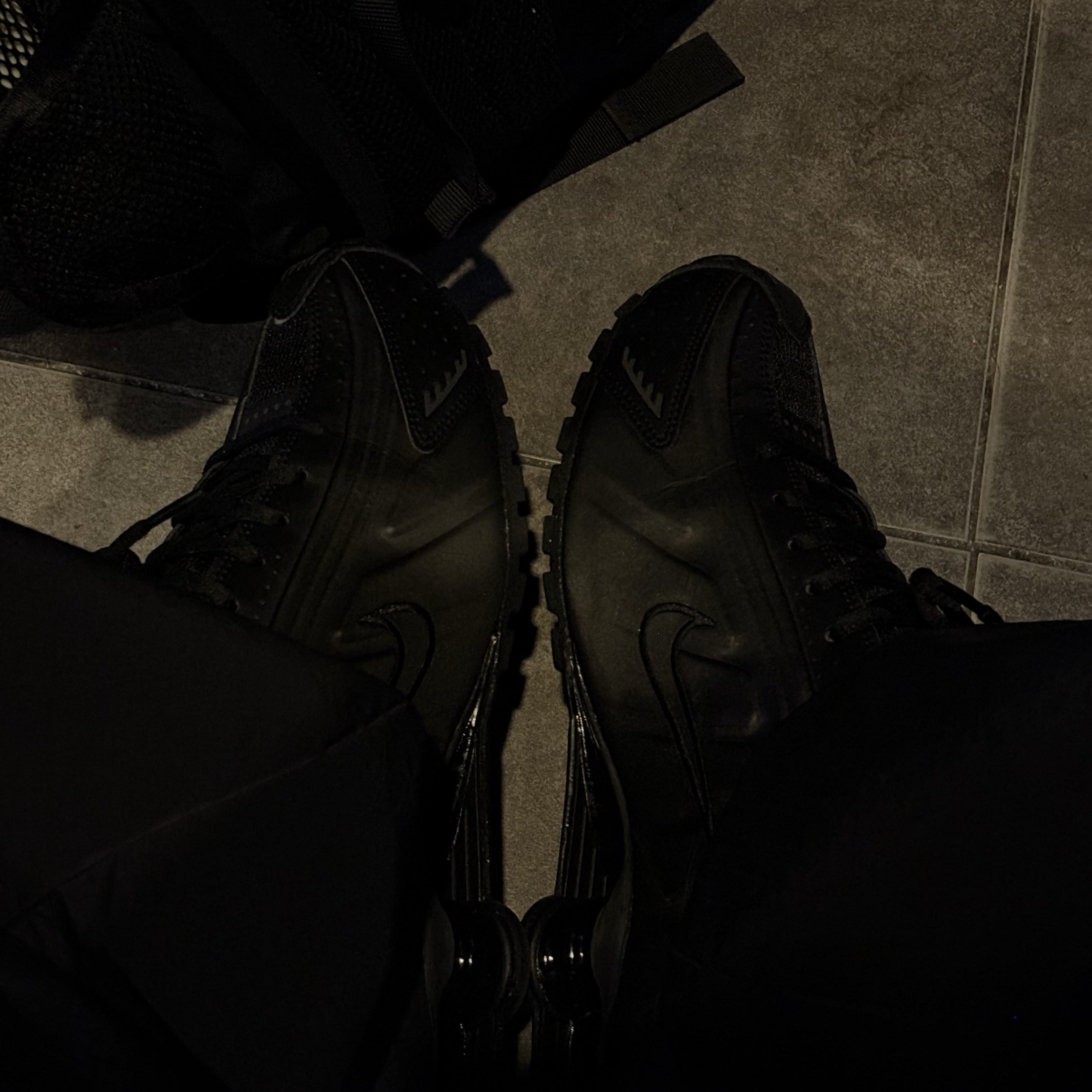 Nike Shox R4 Black Bright Crimson 착용 스타일 - 2