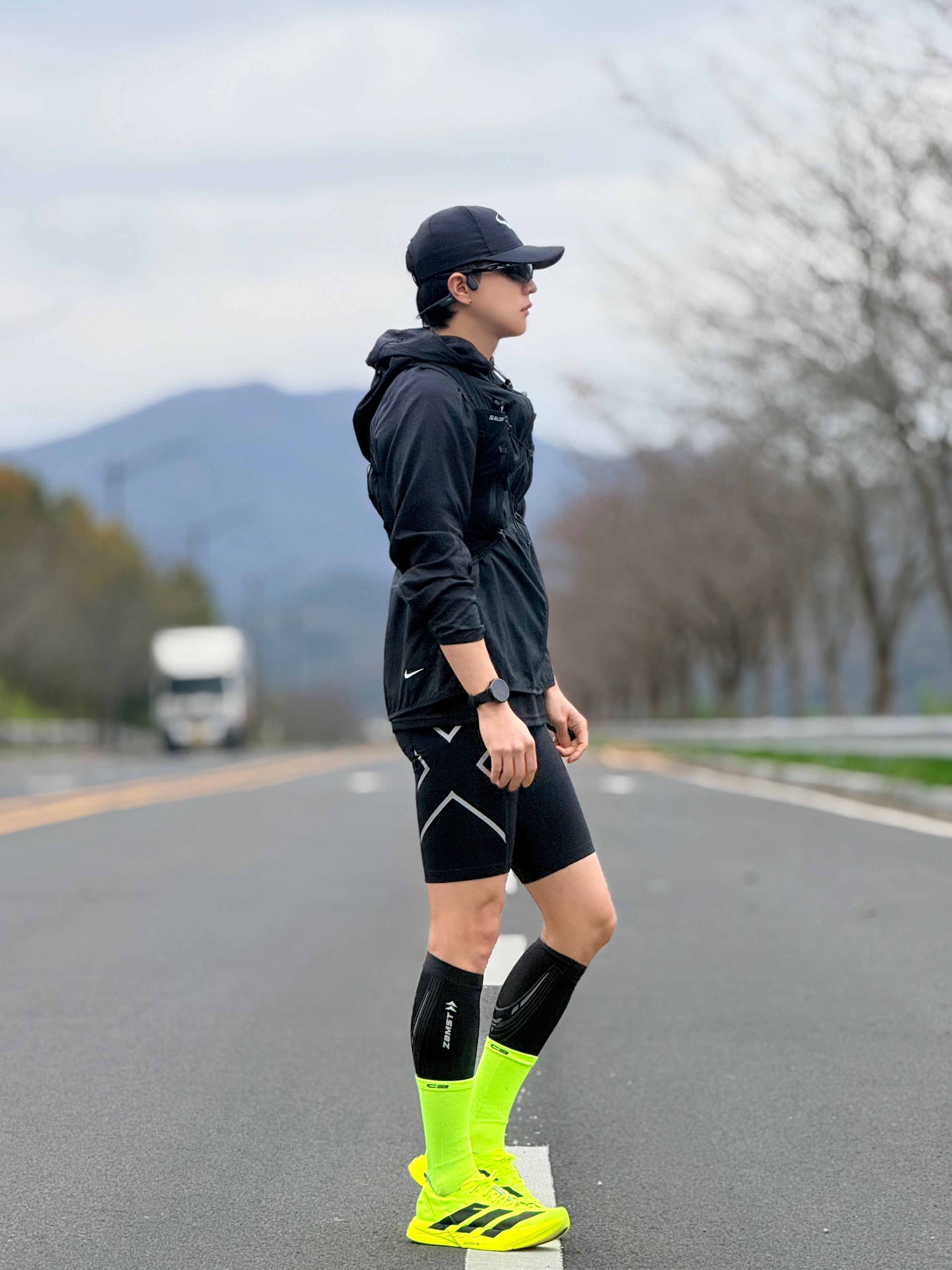 Adidas Adizero Adios Pro 4 Lucid Lemon Core Black, Oakley RadaLock Path Polished Black Frame Prizm Black Lenses Low Bridge Fit 착용 스타일 - 1