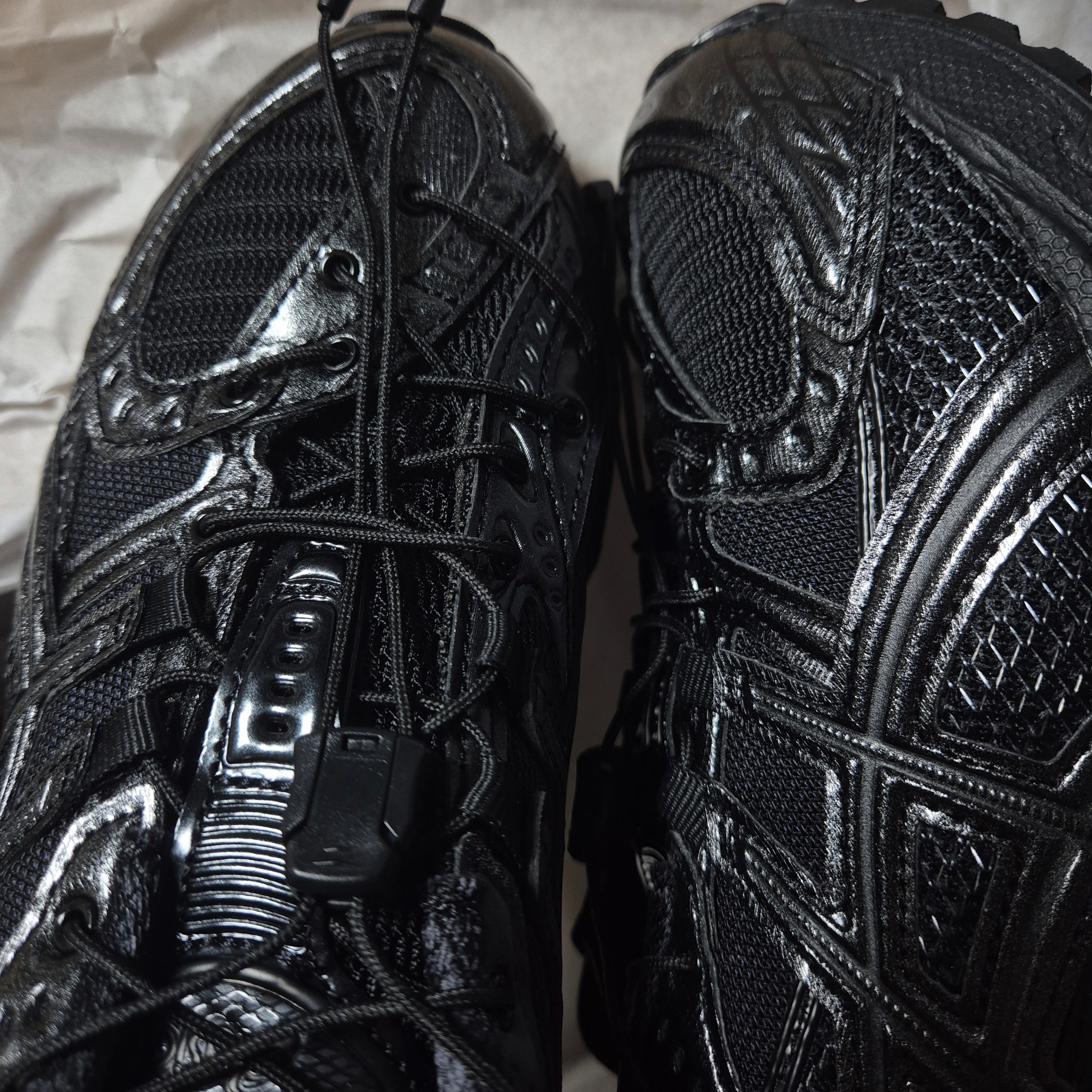 Asics x Unaffected Gel-Nimbus 10.1 Black Black 착용 스타일 - 1