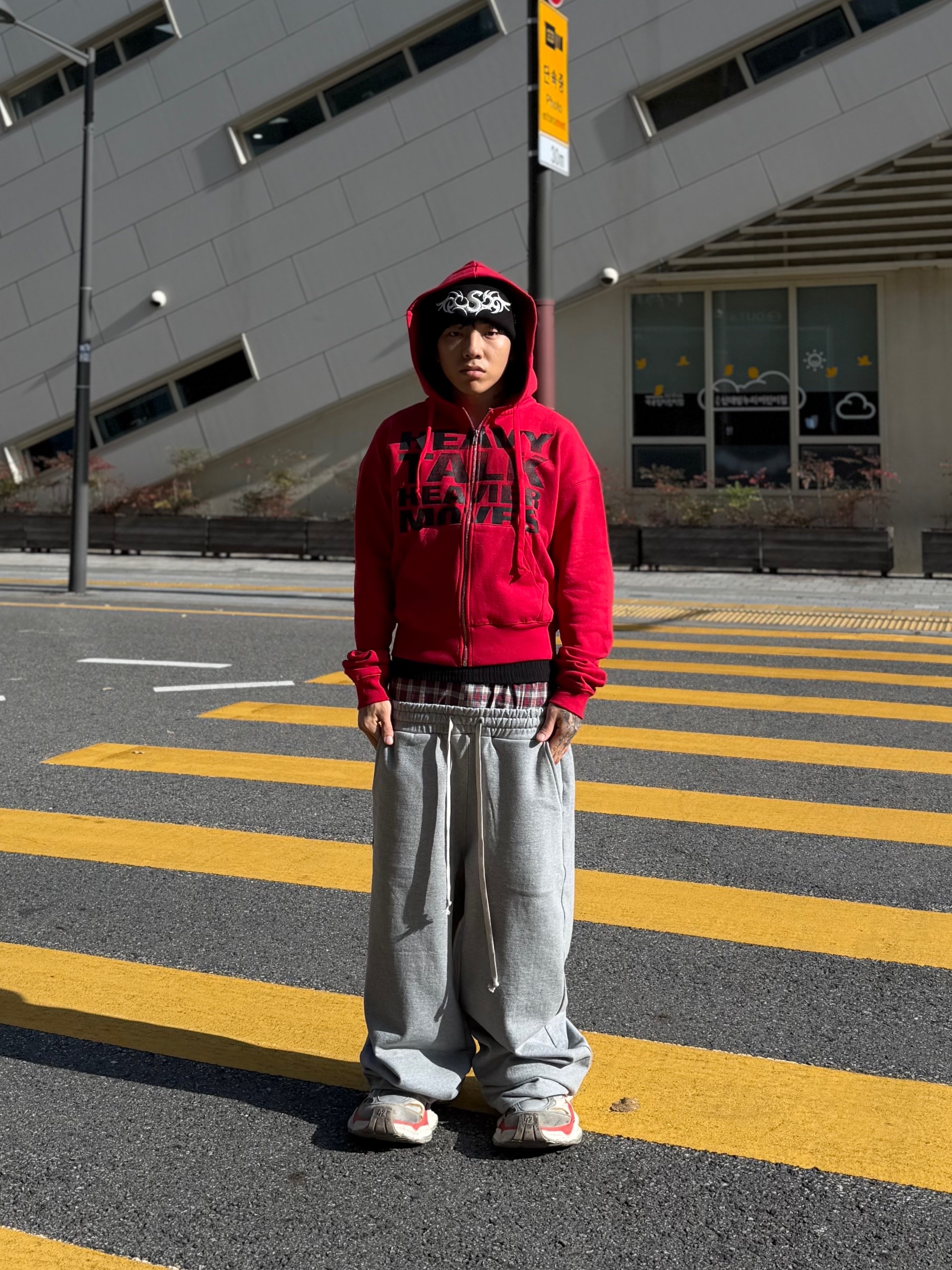 Balenciaga Cargo Sneakers Beige Grey Red, Supreme New Era Tribal S Logo Beanie Black - 25FW 착용 스타일 - 5