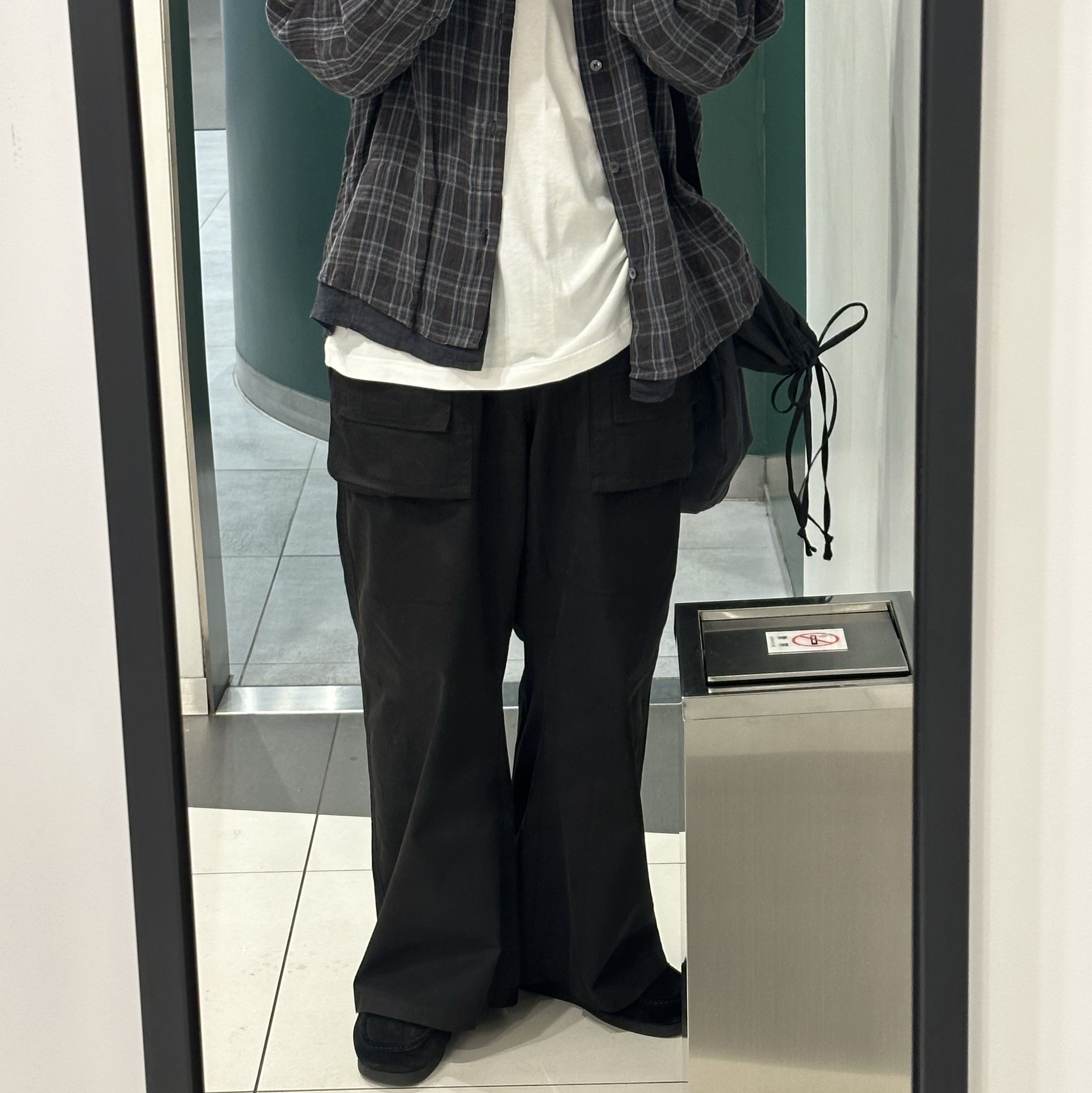 Polyteru Front Cargo Pants 1.2v Black, Uniqlo U Drawstring Shoulder Bag Black 착용 스타일
