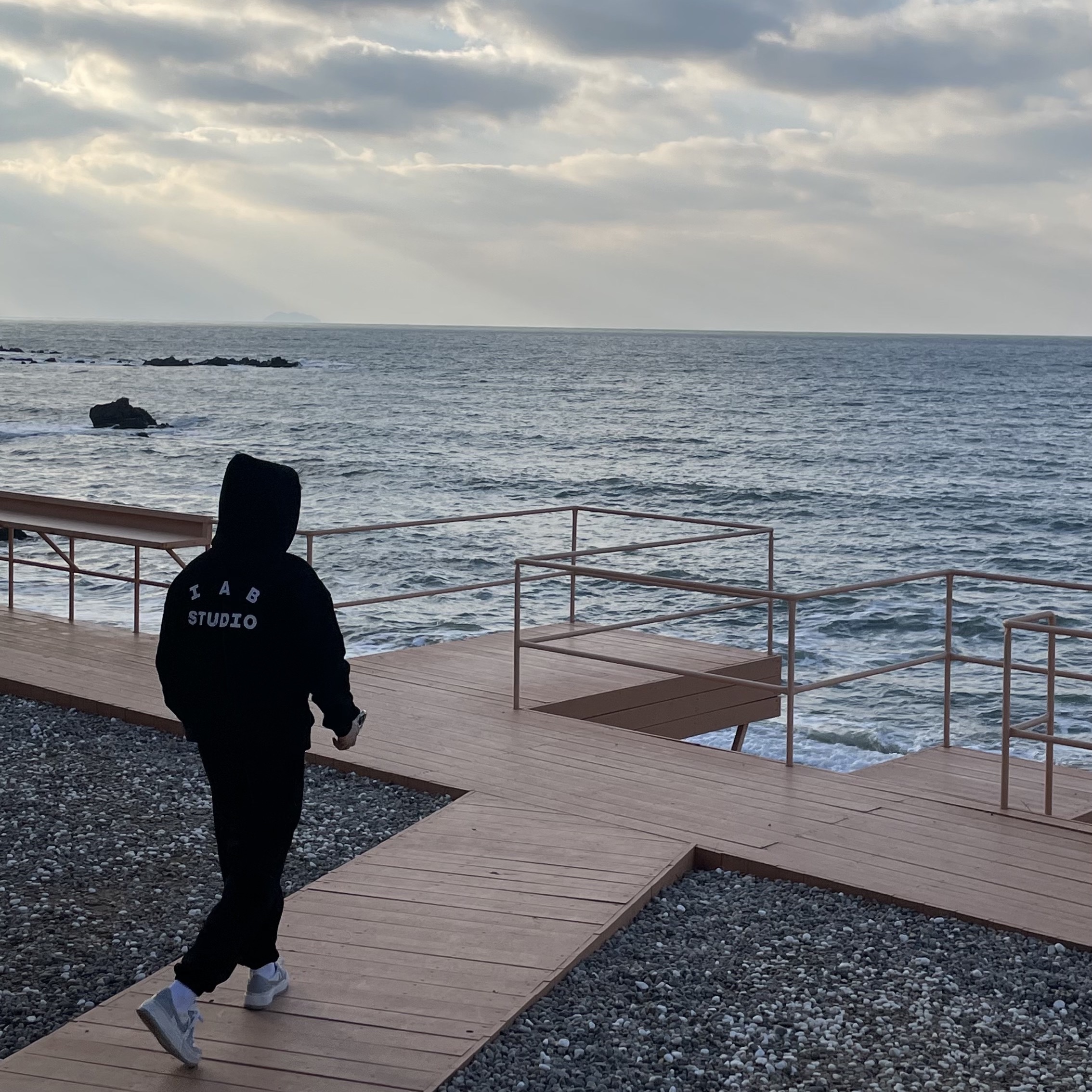 IAB Studio Hoodie Black, IAB Studio IAB Original Sweatpants Navy 착용 스타일