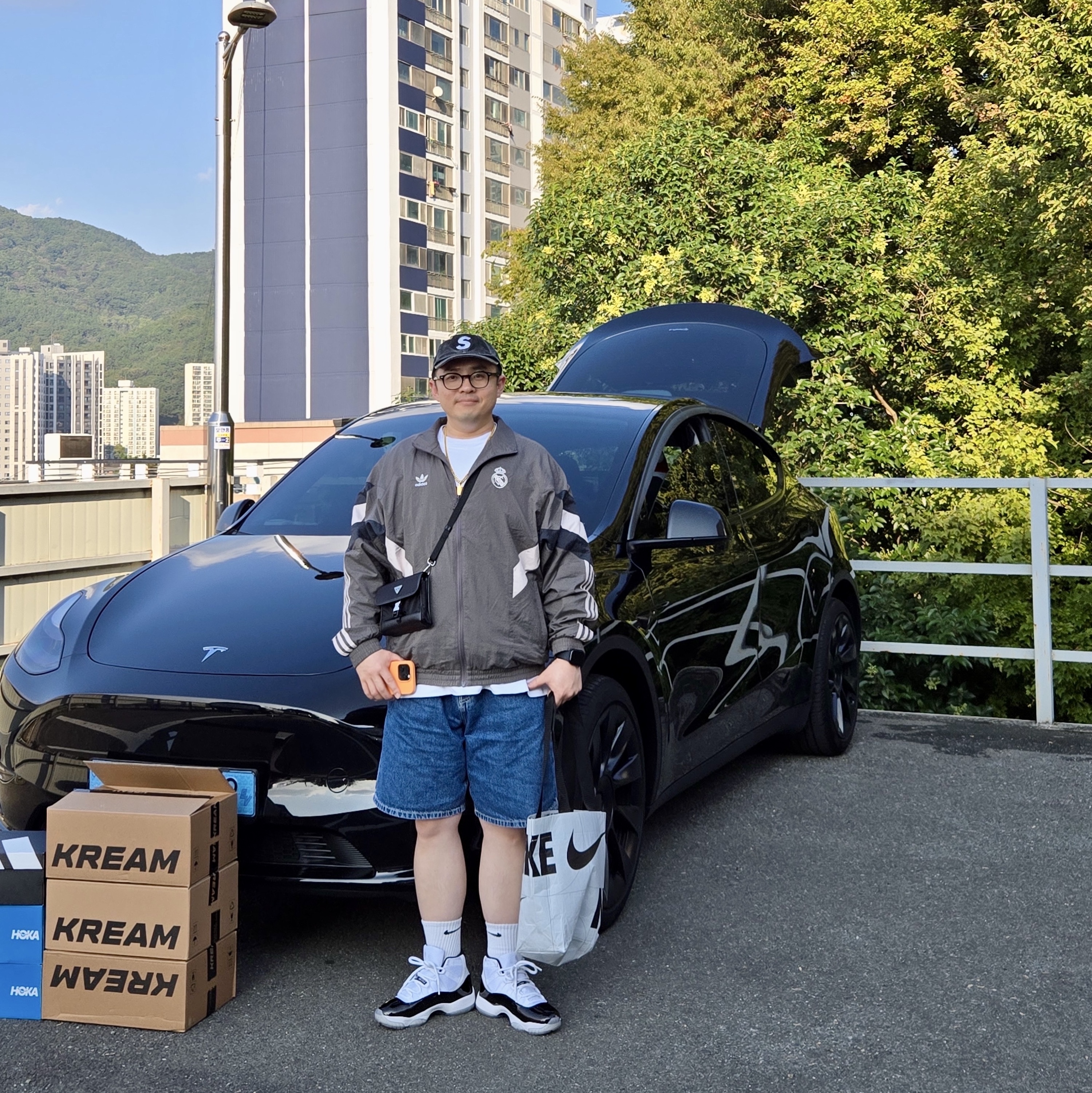 Adidas Real Madrid Originals Track Top Charcoal Grey - KR Sizing, Supreme Pigment S Logo 6-Panel Black - 24FW 착용 스타일