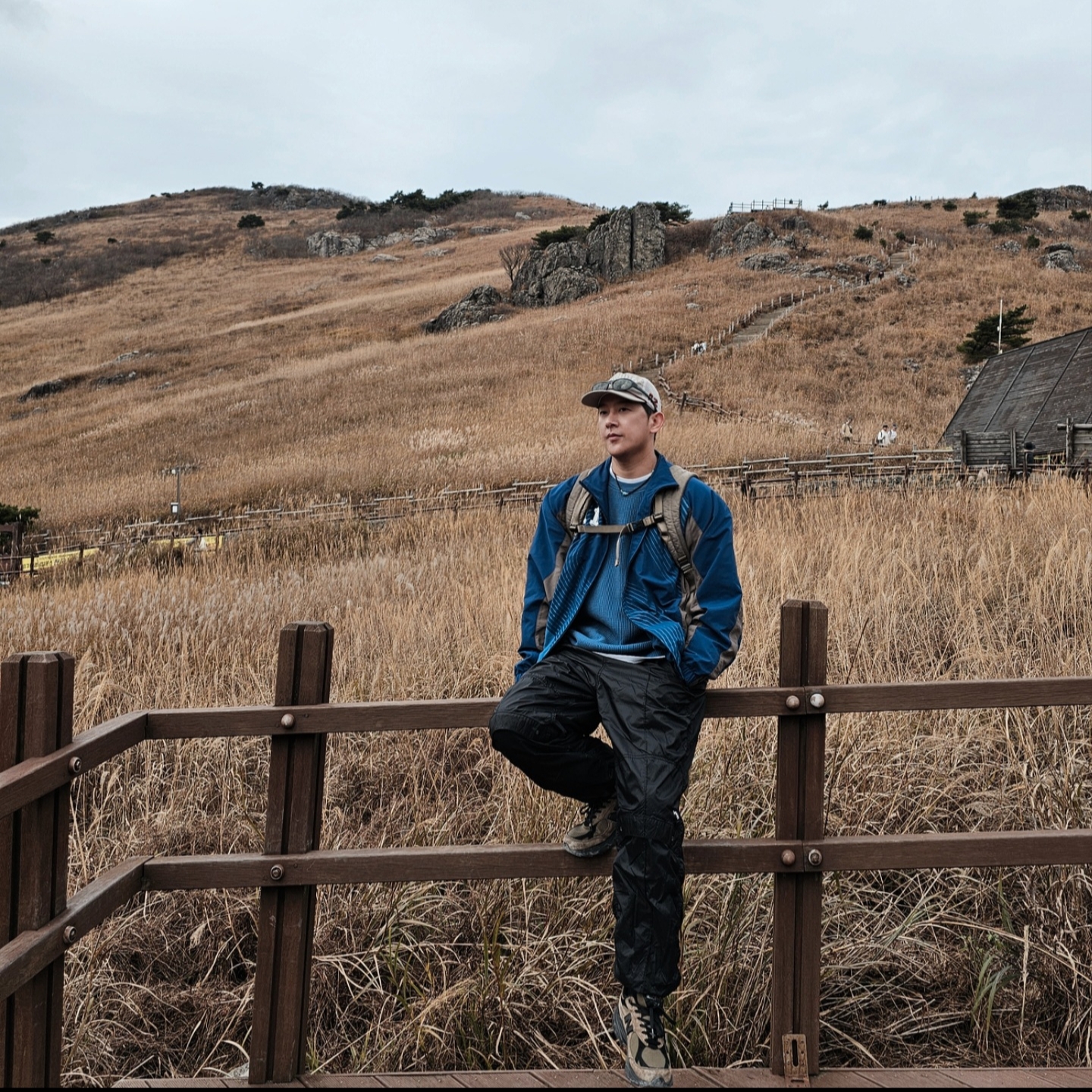Alex Zono Running Loves You Trucker Hat Silver, YESEYESEE Staff Trek Pants Black 착용 스타일
