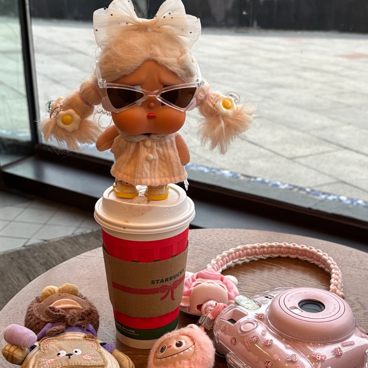 Pop Mart Crybaby Vacation Mode On Series Vinyl Plush Pendant Chilling on the Beach (Opened Case) 착용 스타일