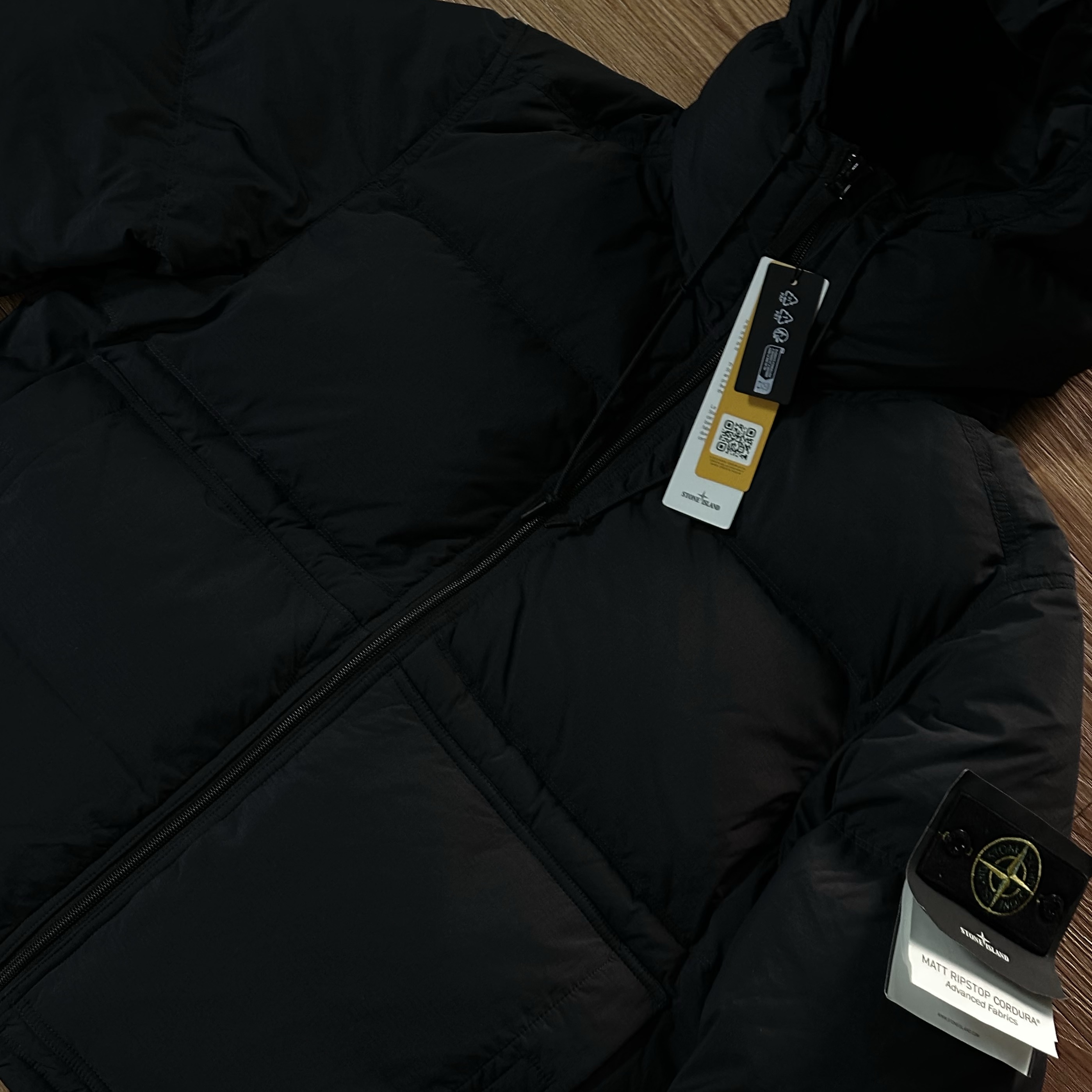 Stone Island 4100019 Matt Ripstop Cordura Advanced Fabrics Down Parka with Water Resistance and Snap Pockets Black - 25FW, Stone Island 4100019 Matt Ripstop Cordura Advanced Fabrics Down Parka with Water Resistance and Snap Pockets Cement - 25FW 착용 스타일