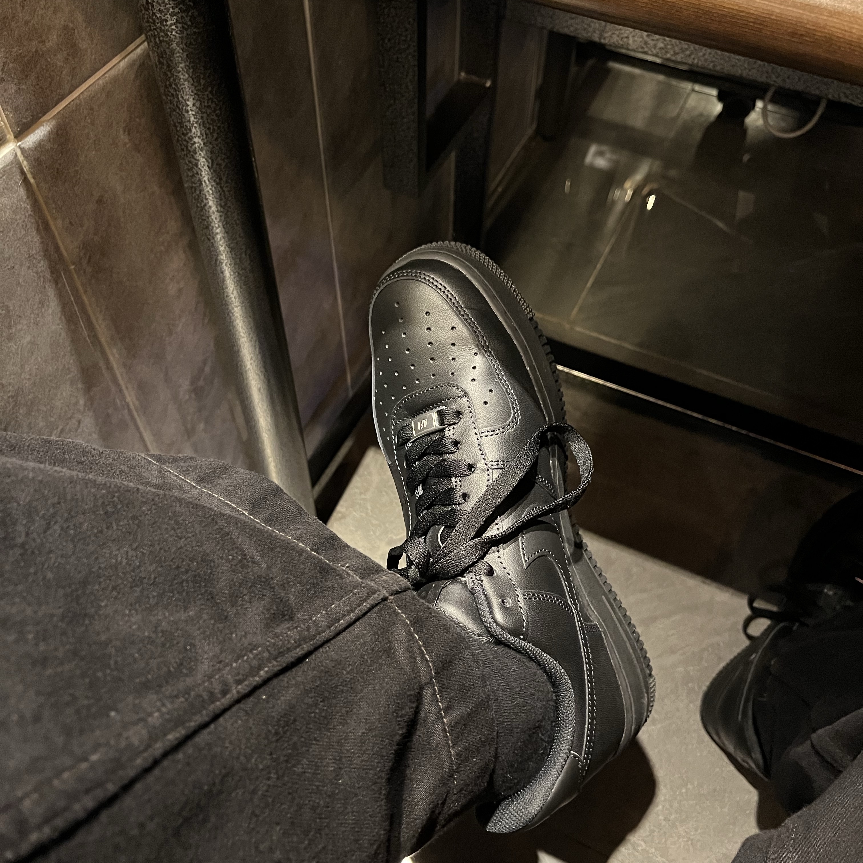 Nike Air Force 1 '07 Low Triple Black 착용 스타일 - 3
