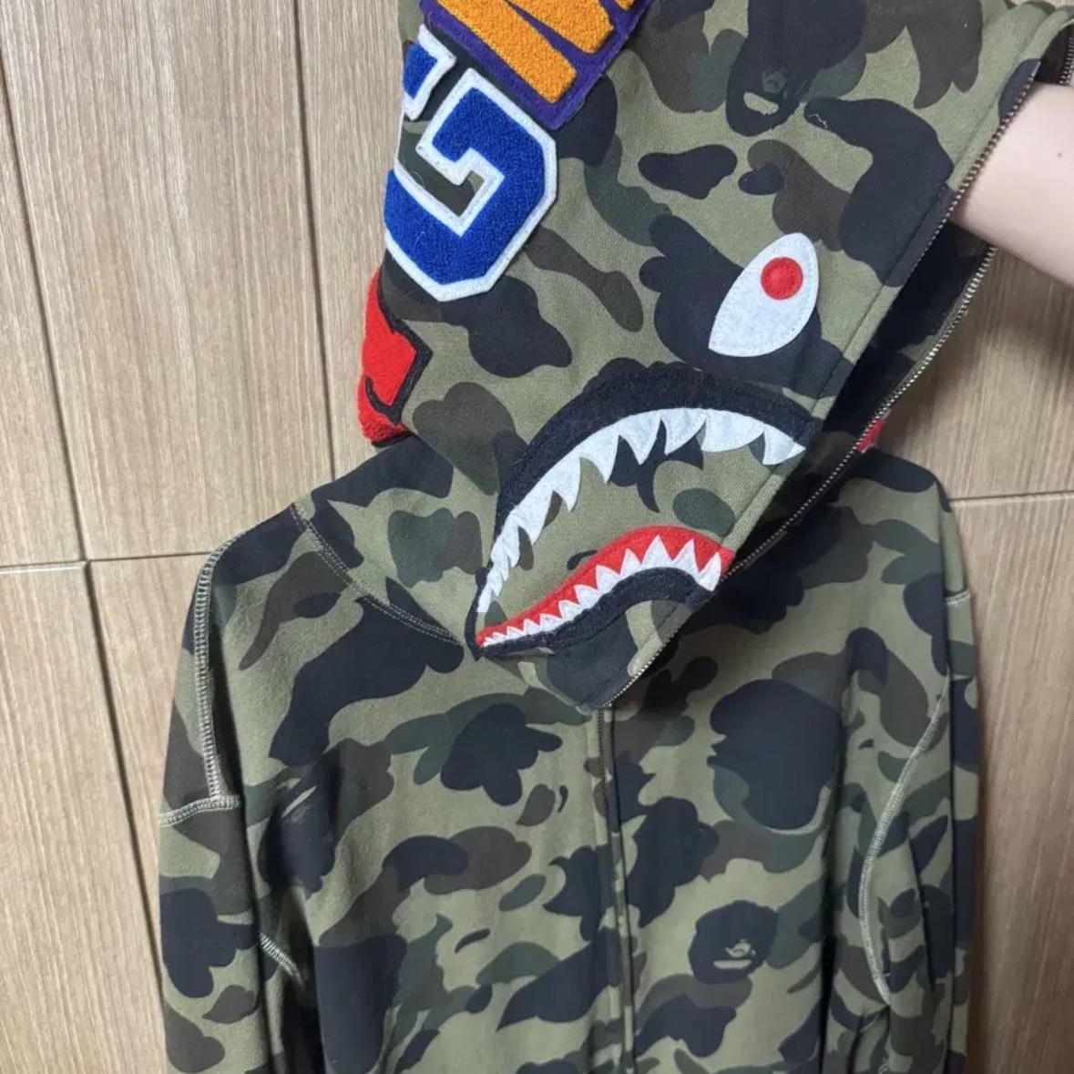 BAPE 1st Camo Shark Full Zip Hoodie Army Green 착용 스타일 - 1