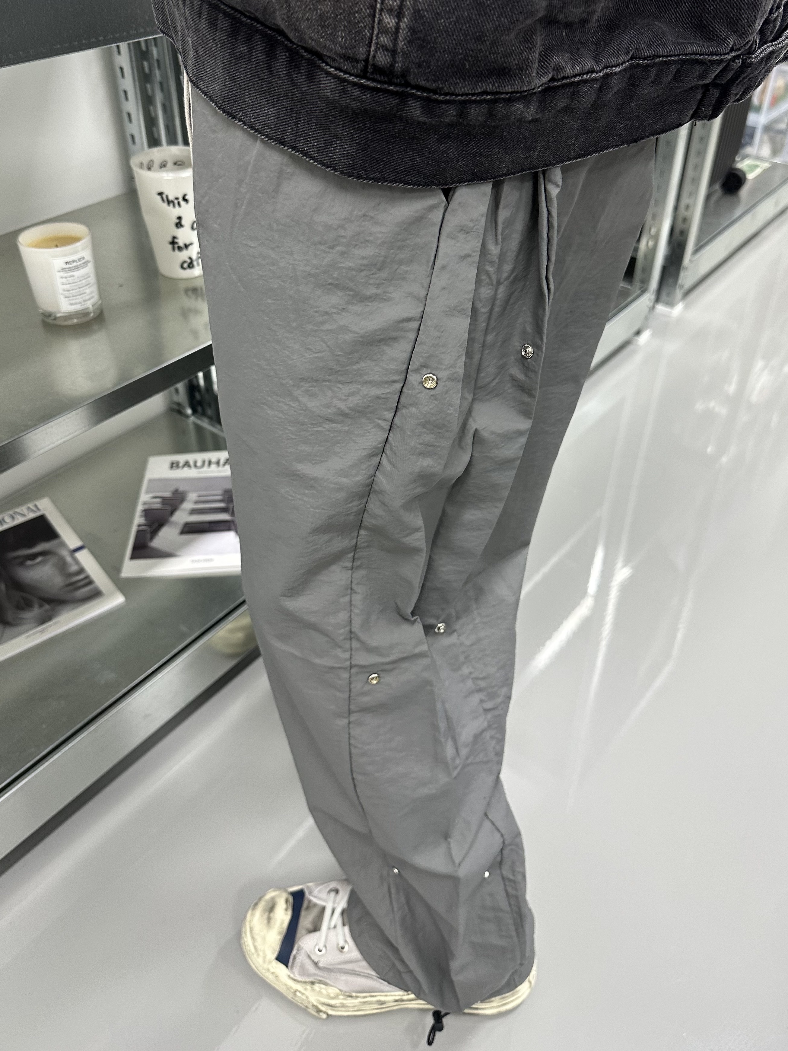 Maison Mihara Yasuhiro Blakey OG Sole Canvas Low-top Sneakers Grey 착용 스타일 - 3
