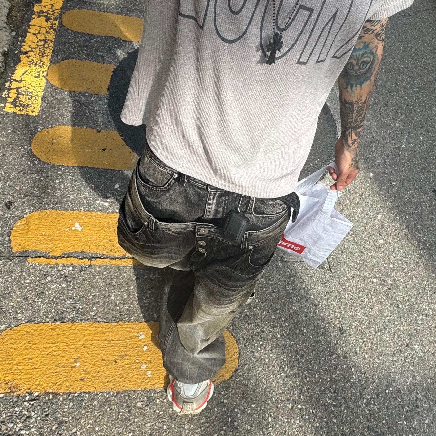Balenciaga Cargo Sneakers Beige Grey Red 착용 스타일