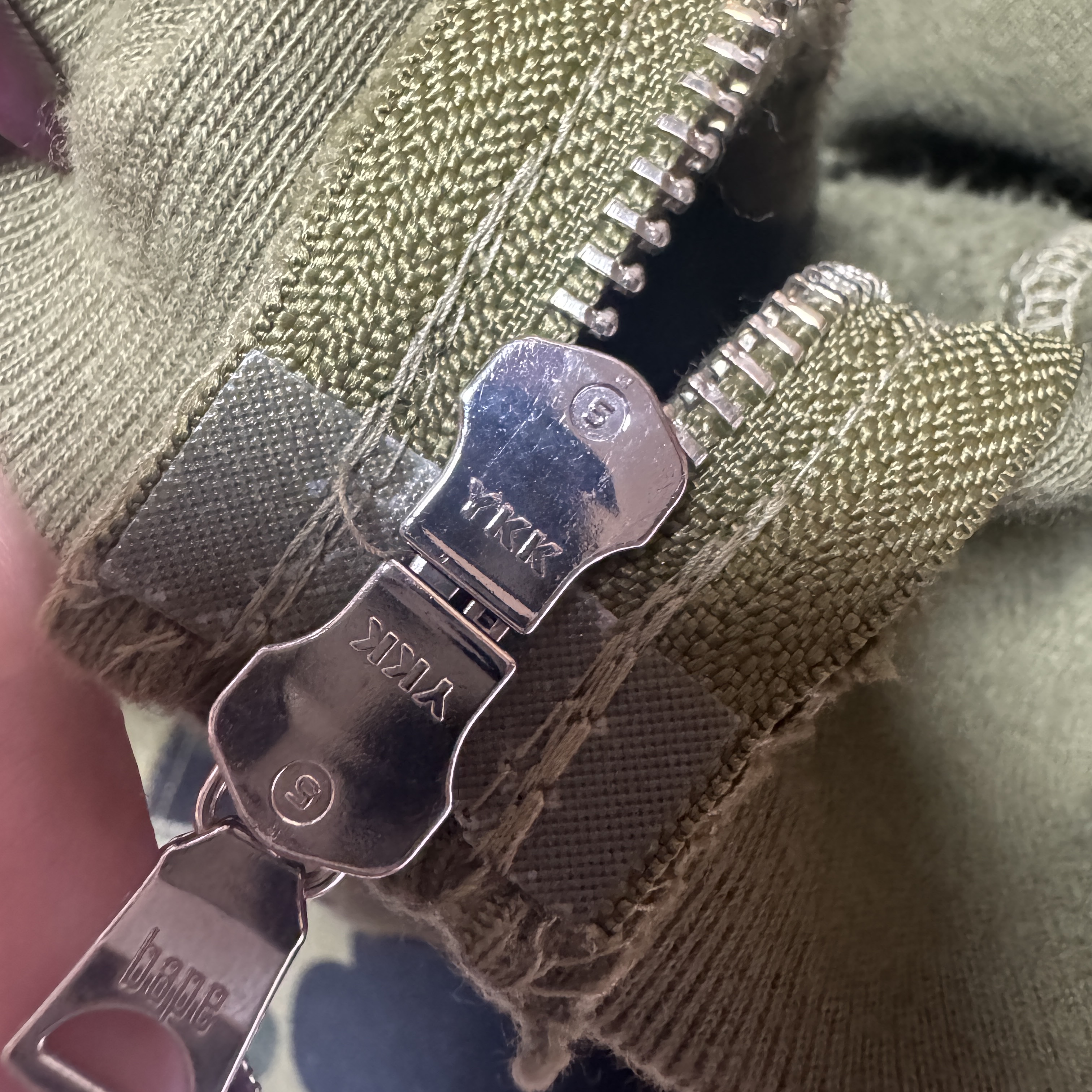 BAPE 1st Camo Shark Full Zip Hoodie Army Green 착용 스타일 - 3