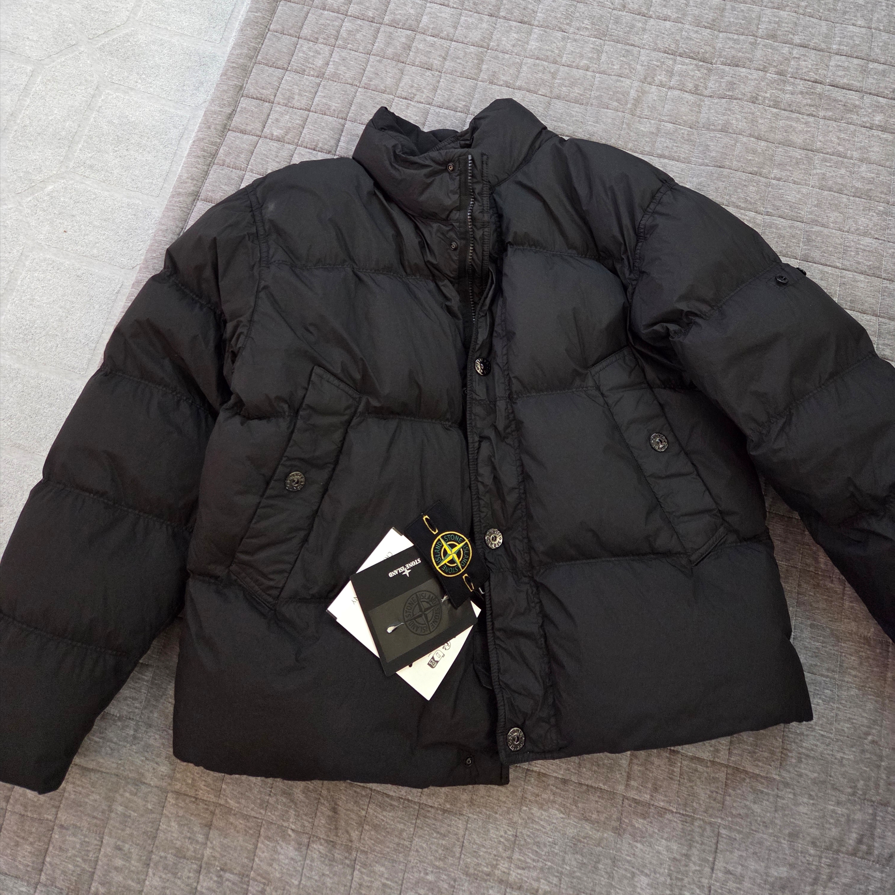 Stone Island 4100010 Crinkle Reps NY Recycled Nylon Down Jacket with Wind Resistant Black - 25FW 착용 스타일