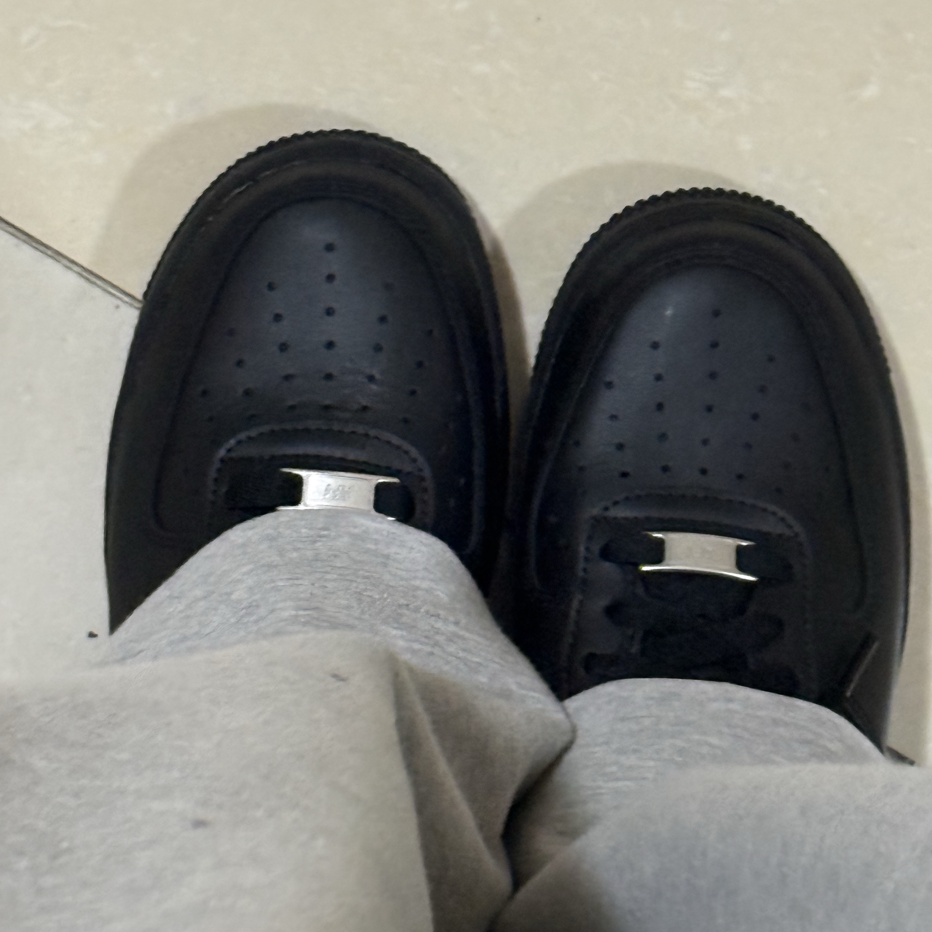 Nike Air Force 1 '07 Low Triple Black 착용 스타일