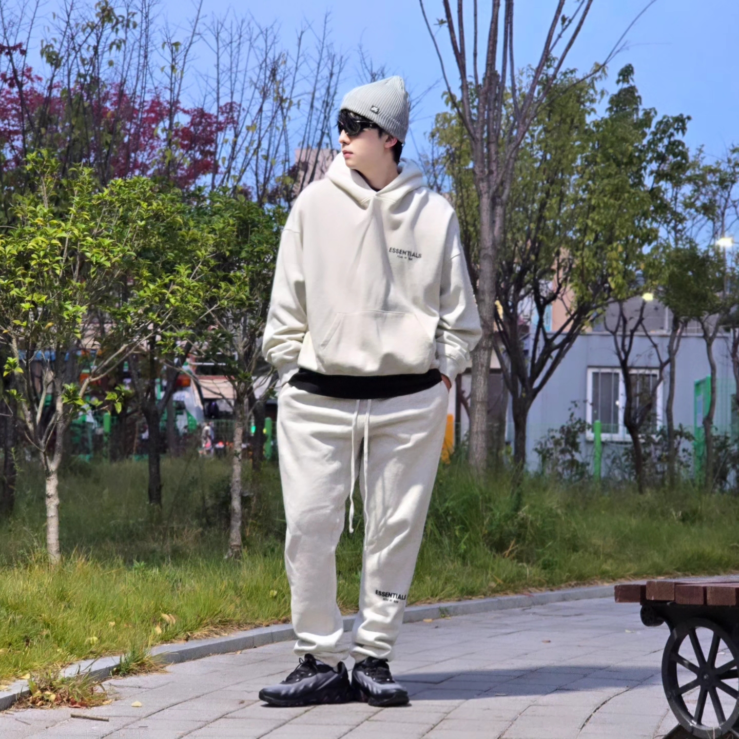Nike SB Fisherman Beanie Dark Grey Heather, Essentials The Core Collection Hoodie Light Oatmeal 착용 스타일 - 6