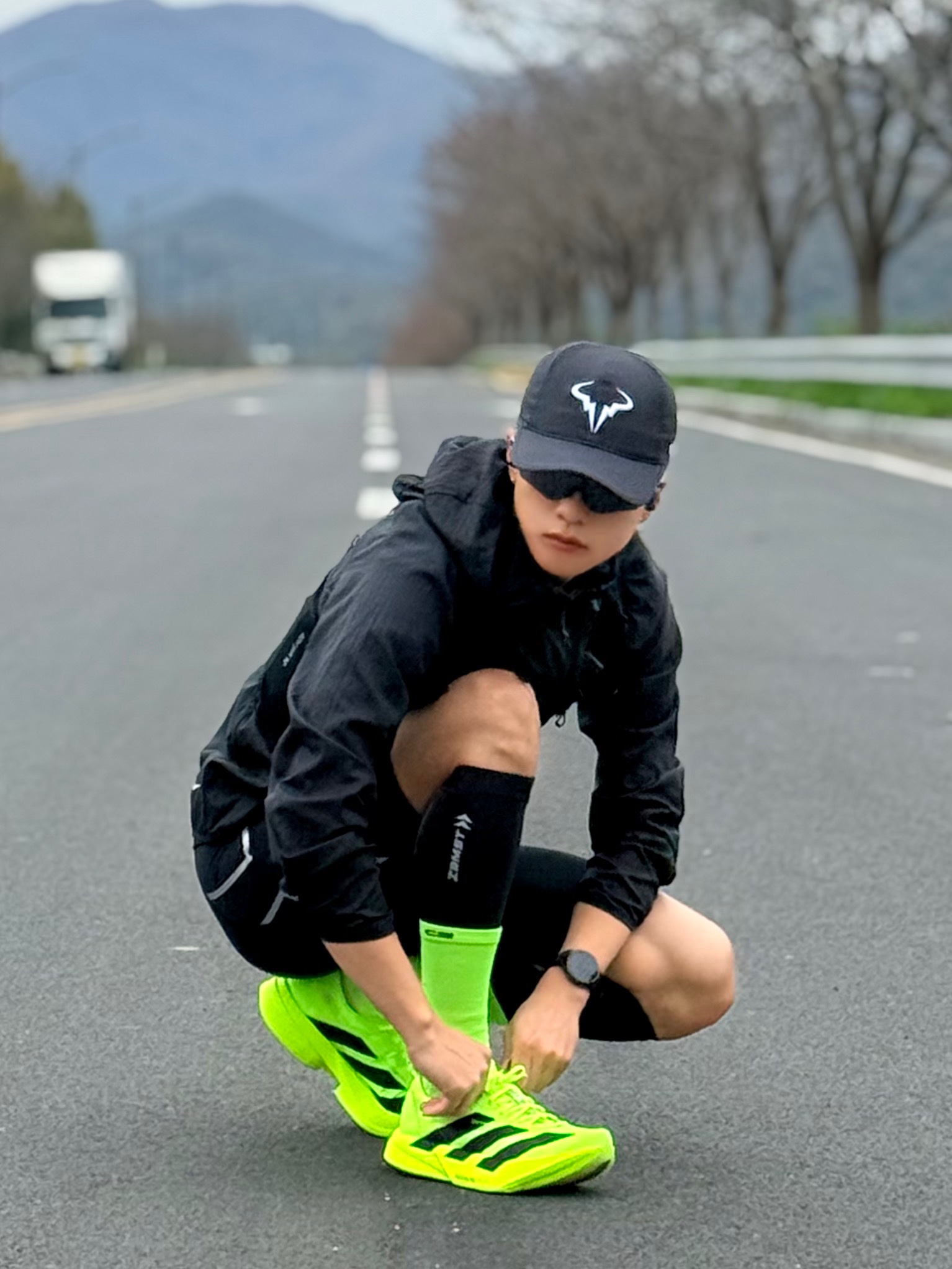 Adidas Adizero Adios Pro 4 Lucid Lemon Core Black, Oakley RadaLock Path Polished Black Frame Prizm Black Lenses Low Bridge Fit 착용 스타일 - 3