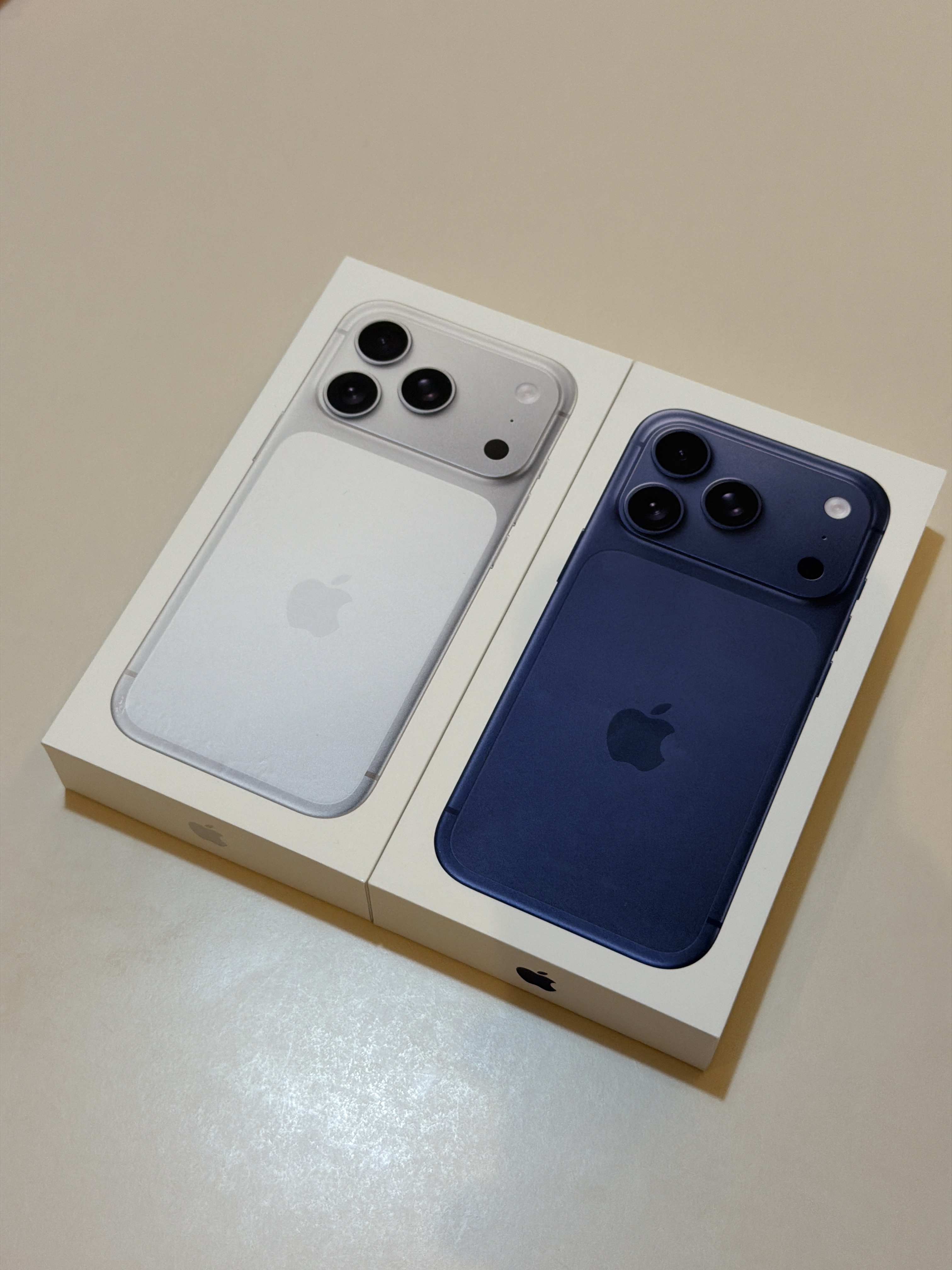 Apple iPhone 17 Pro 1TB Silver, Apple iPhone 17 Pro 512GB Deep Blue 착용 스타일 - 1