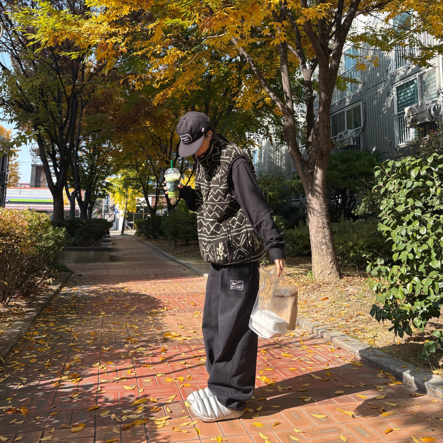 (W) Nike Burrow SE Slippers Metallic Silver Light Orewood Brown, Nike x Stussy Washed Fleece Pants Black (FN5235-010) 착용 스타일 - 1