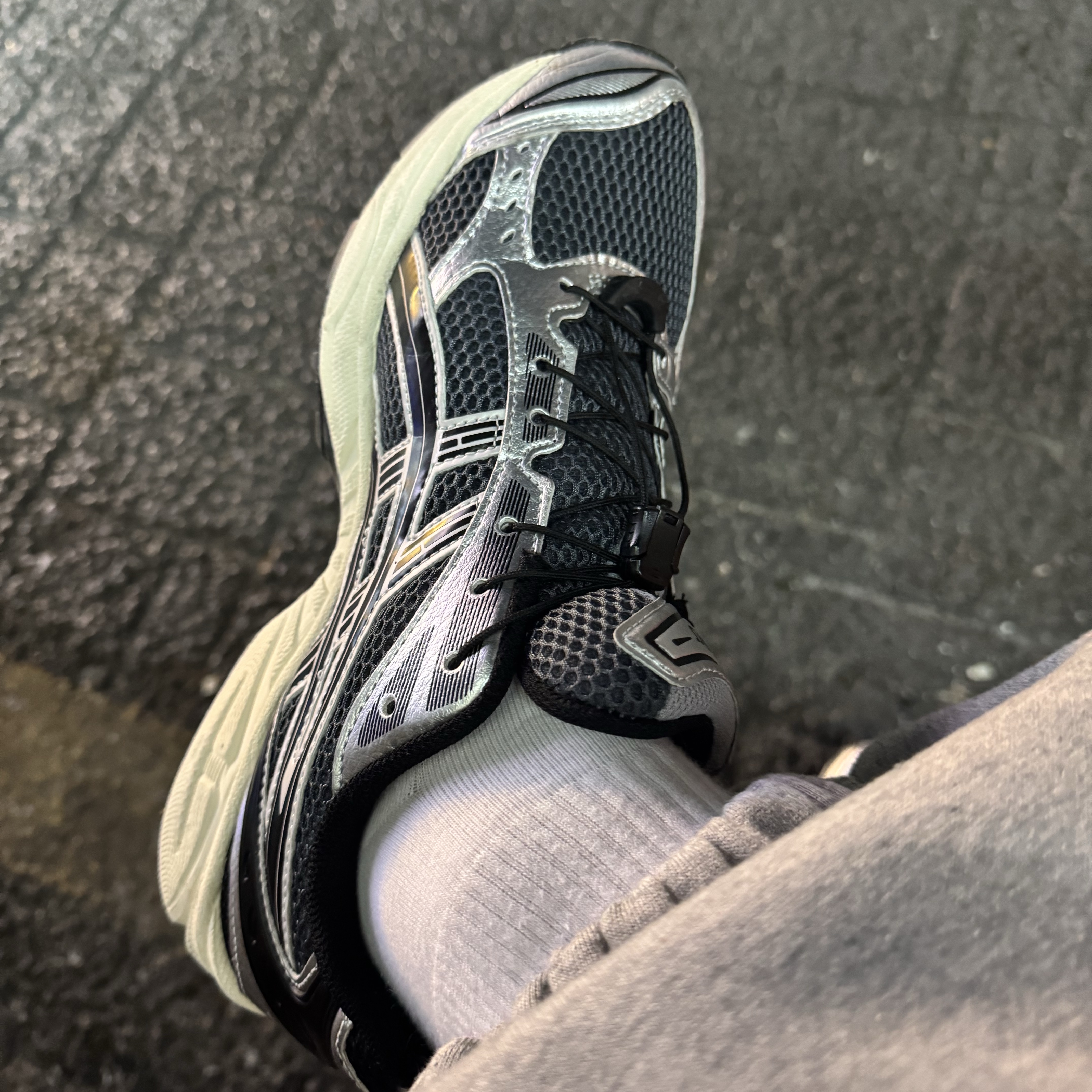 Asics Unlimited Gel-Kayano 14 Carrier Grey Black, Undermycar Mu.03 Anti Fxxking Logo Play Oversized Sweat Jogger Melange Gray 착용 스타일 - 1