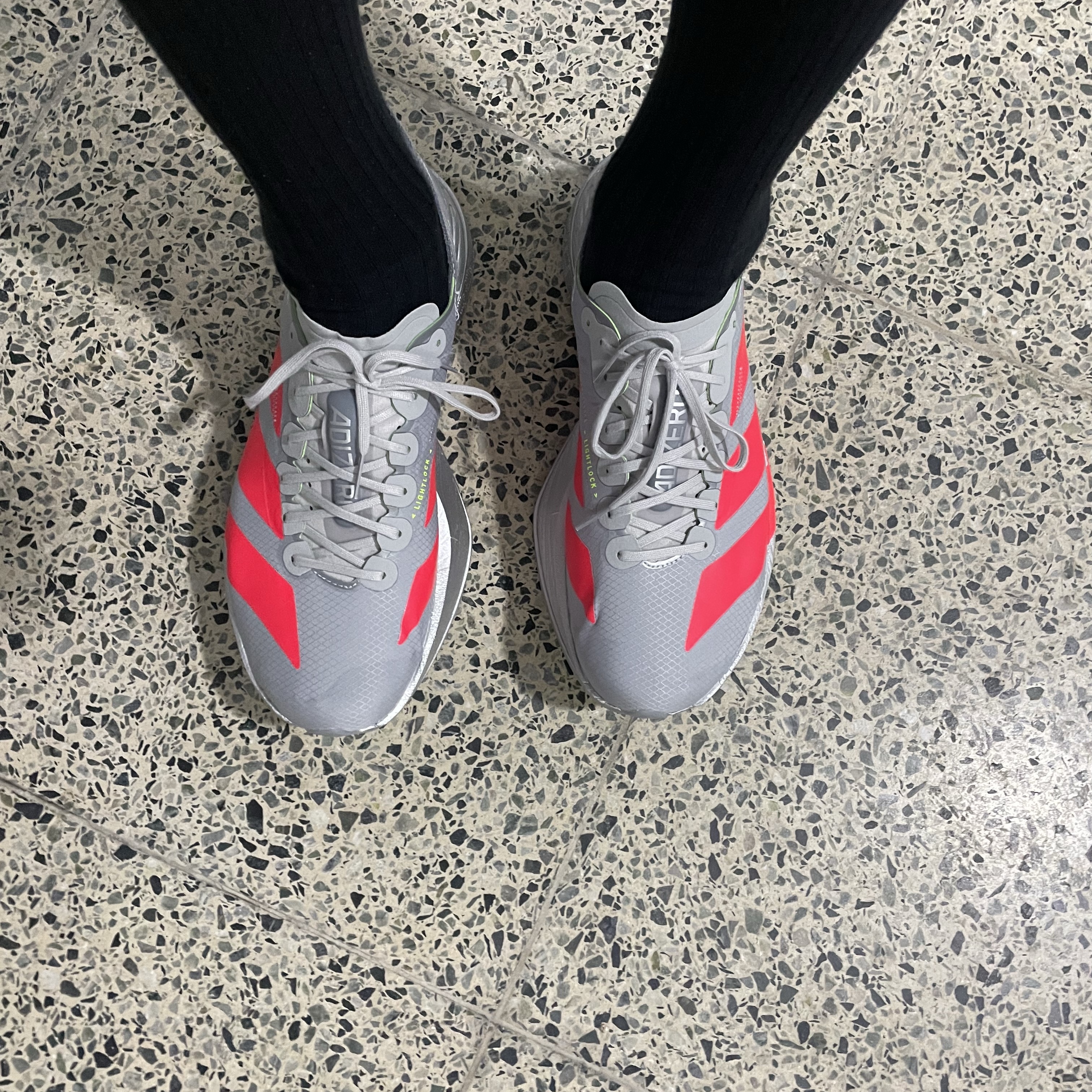 Adidas Adizero Adios Pro 4 Silver Metallic Lucid Red 착용 스타일