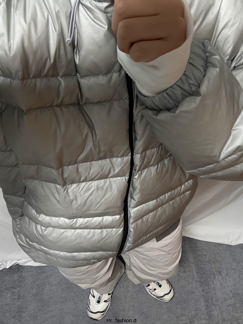 New Balance Flying 77 Superlight Hooded Goose Down Jacket Light Gray 착용 스타일 - 3