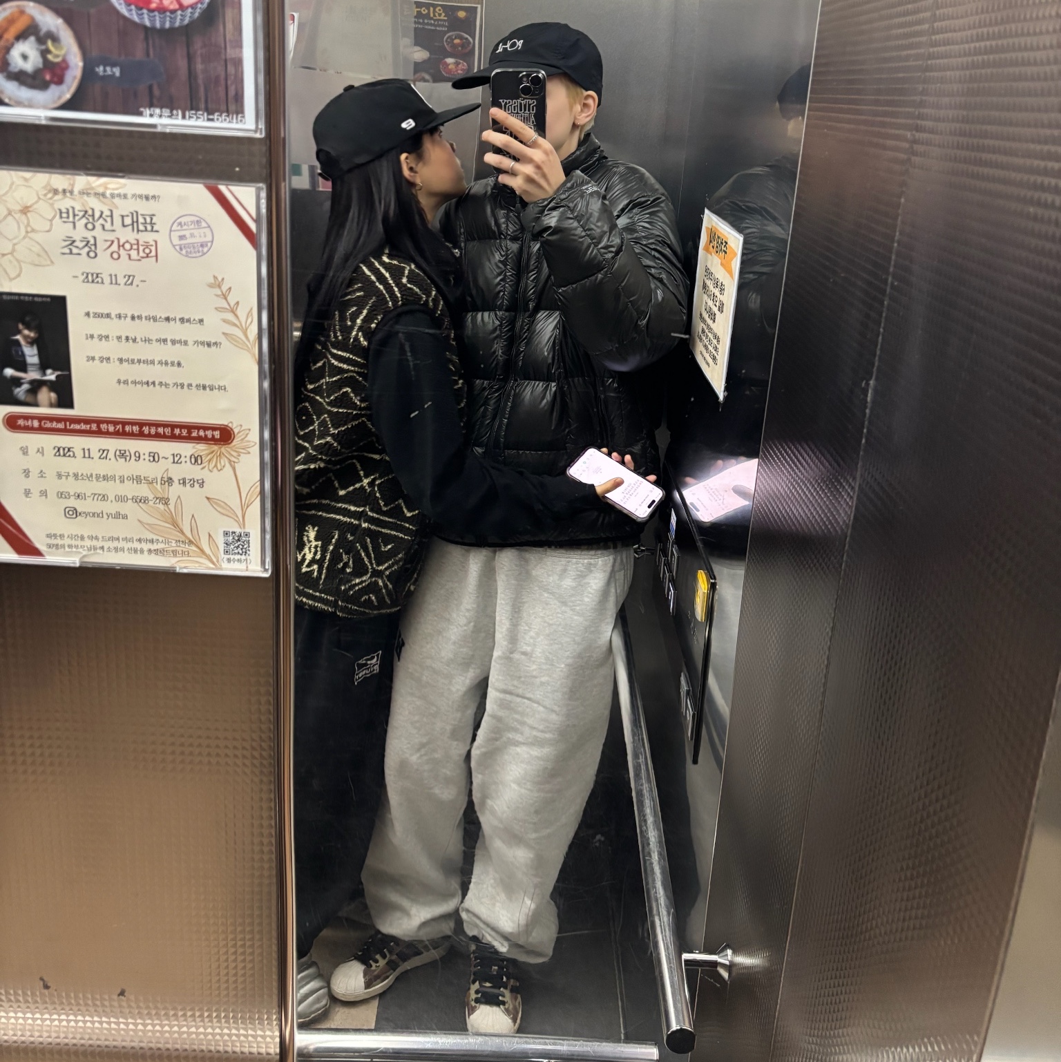 (W) Nike Burrow SE Slippers Metallic Silver Light Orewood Brown, Nike x Stussy Washed Fleece Pants Black (FN5235-010) 착용 스타일 - 3