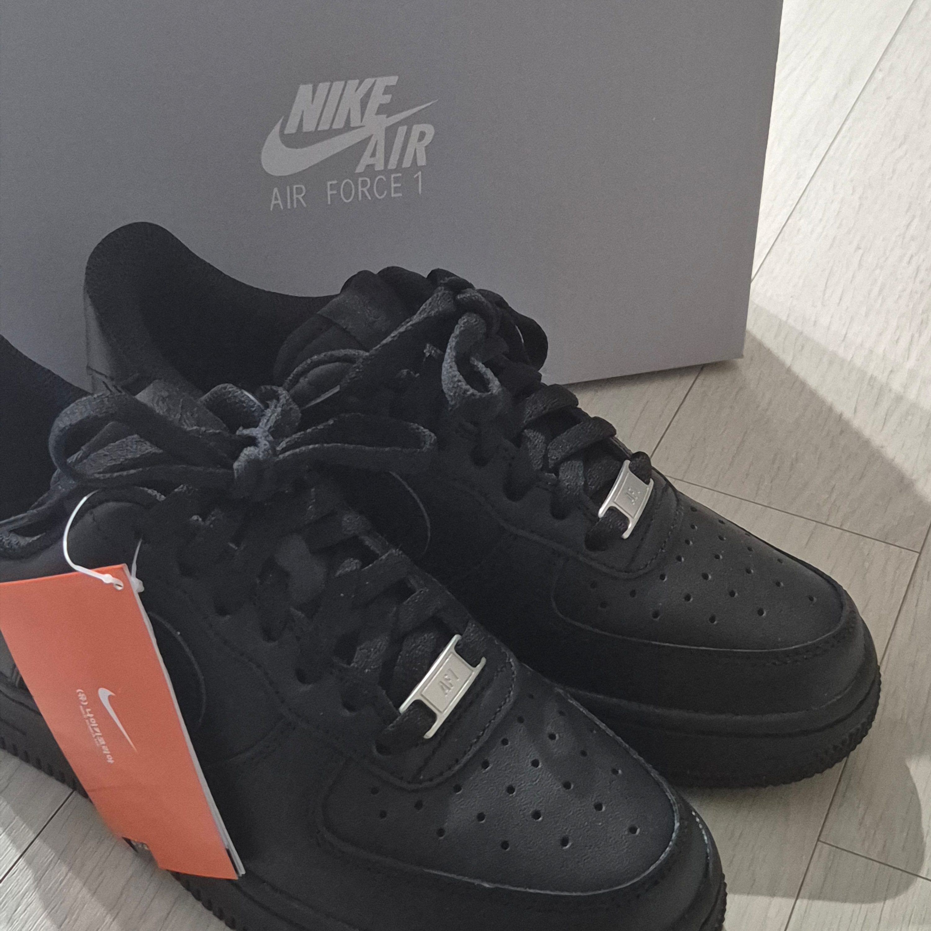 (W) Nike Air Force 1 '07 Low Triple Black 착용 스타일
