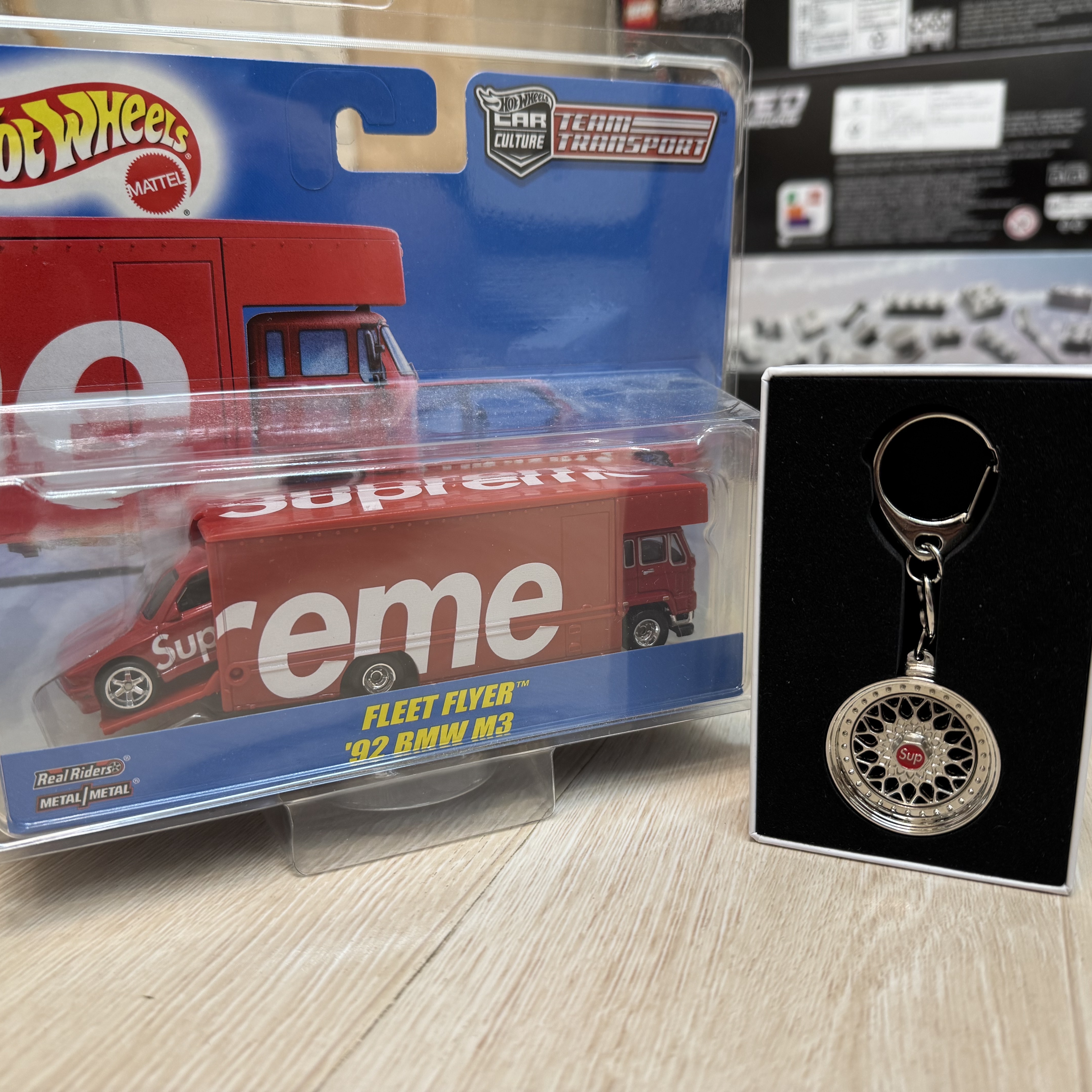 Supreme x BBS RS Rim Keychain Chrome - 25FW, Hot Wheels x Supreme Fleet Flyer + 1992 BMW M3 Red - 19SS 착용 스타일