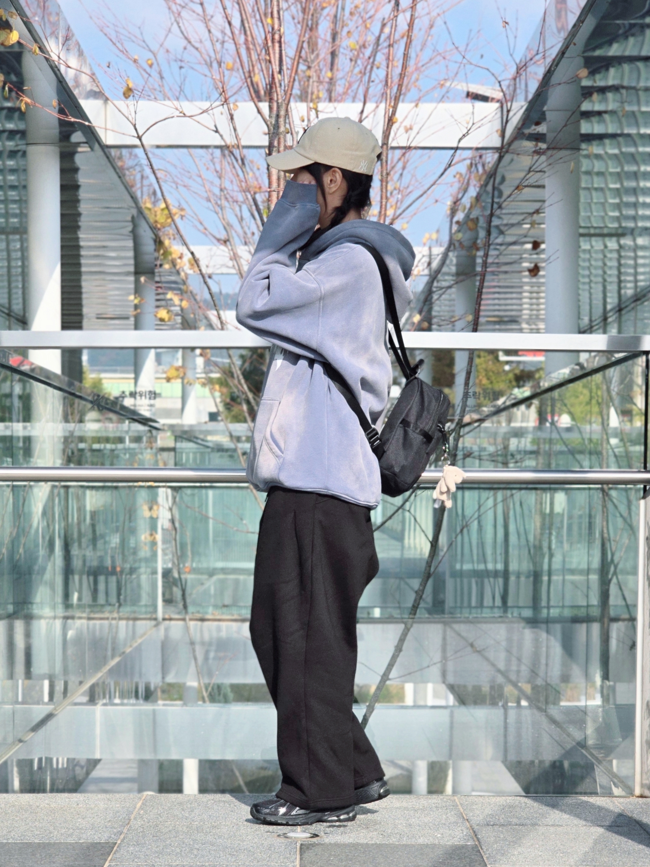 Nike Futura 365 Mini Backpack Black, Jellycat Bashful Bunny Bag Charm Beige 착용 스타일