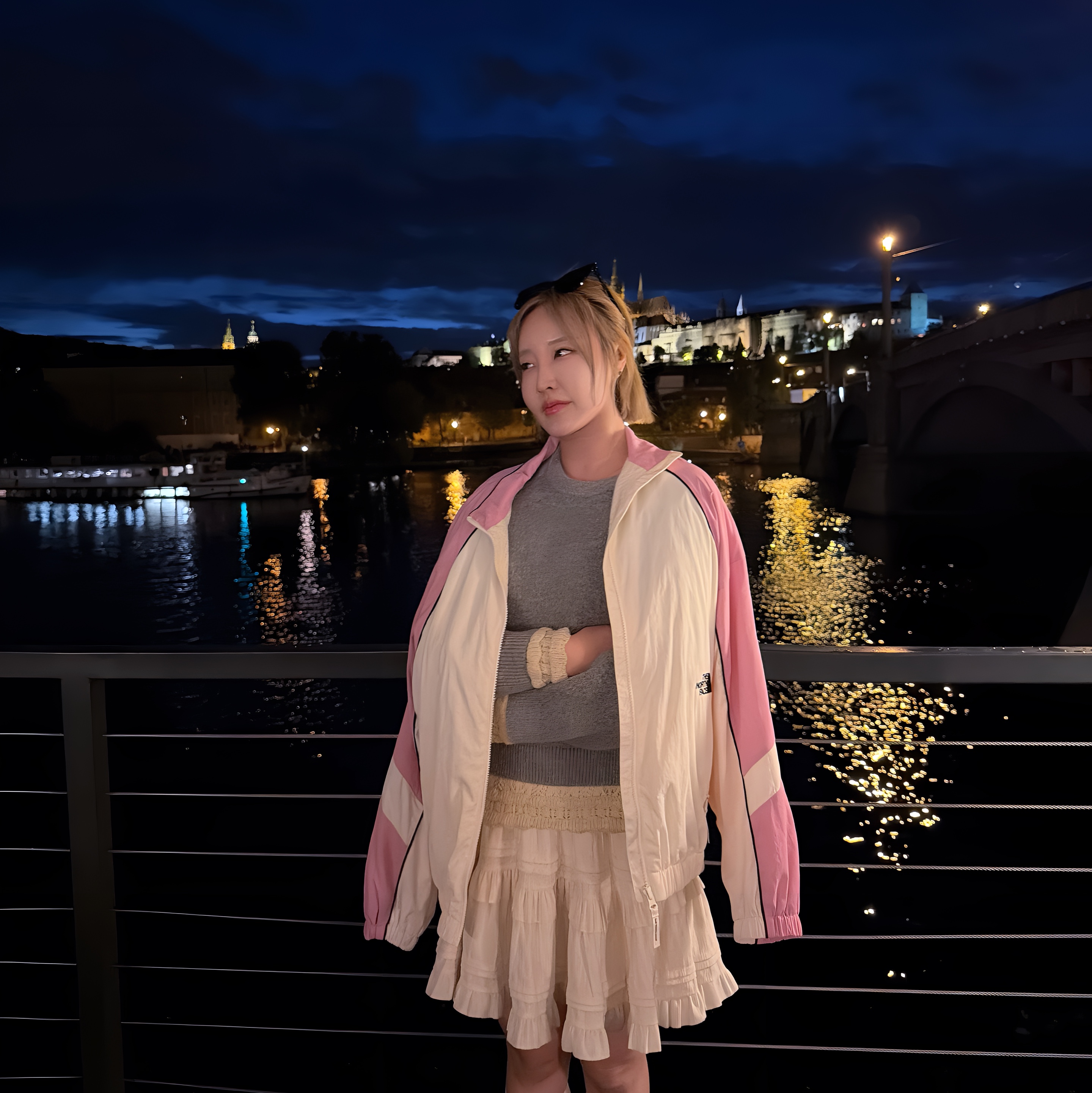 The North Face TNF Crew Jacket Cream - 25SS, Gentle Monster New Her 01 Black 착용 스타일 - 2