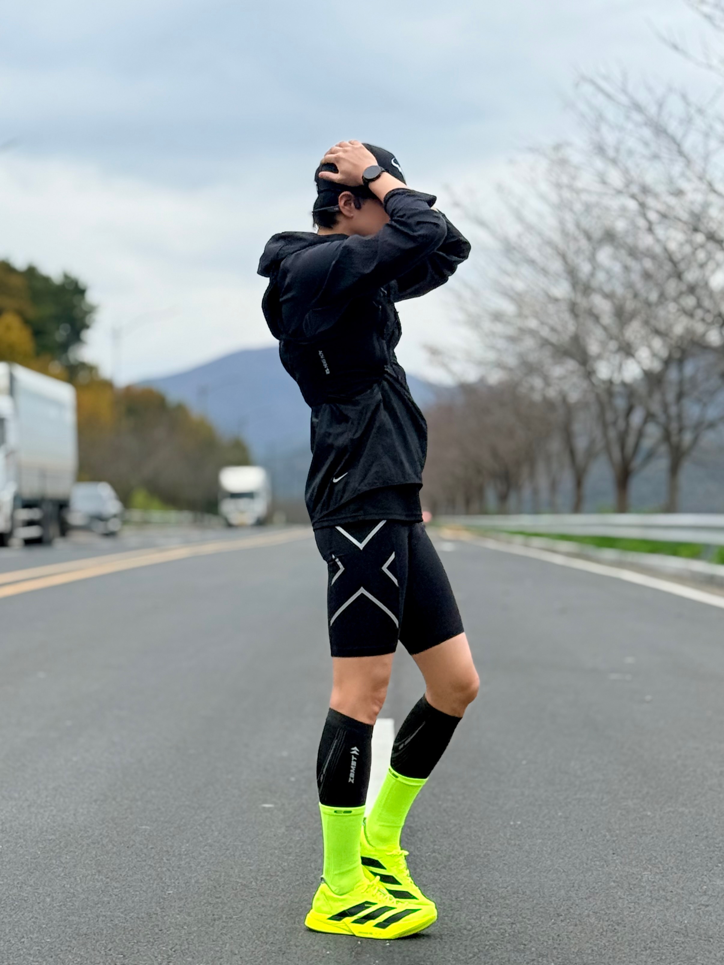Adidas Adizero Adios Pro 4 Lucid Lemon Core Black, Oakley RadaLock Path Polished Black Frame Prizm Black Lenses Low Bridge Fit 착용 스타일 - 2
