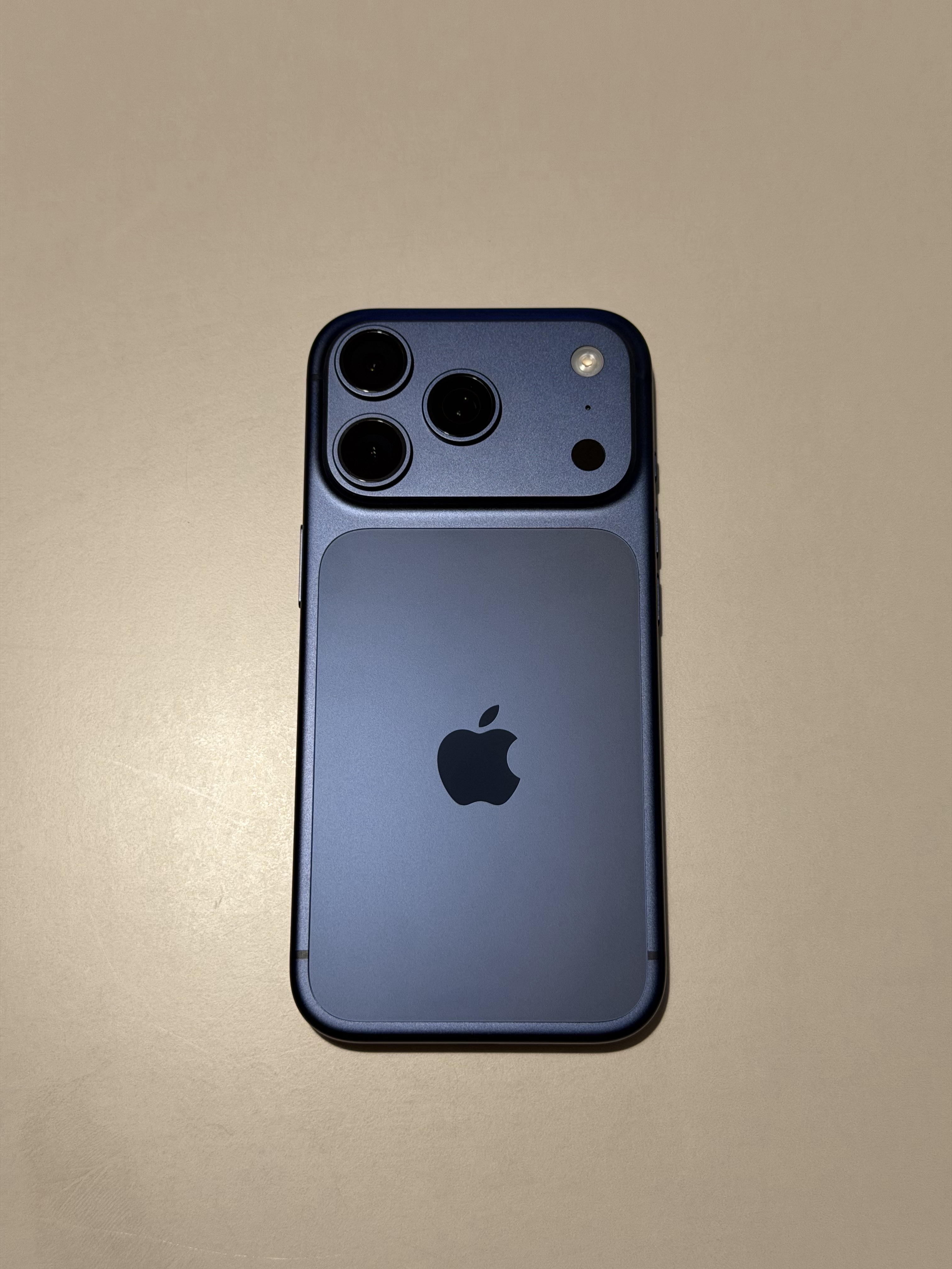 Apple iPhone 17 Pro 1TB Silver, Apple iPhone 17 Pro 512GB Deep Blue 착용 스타일 - 5