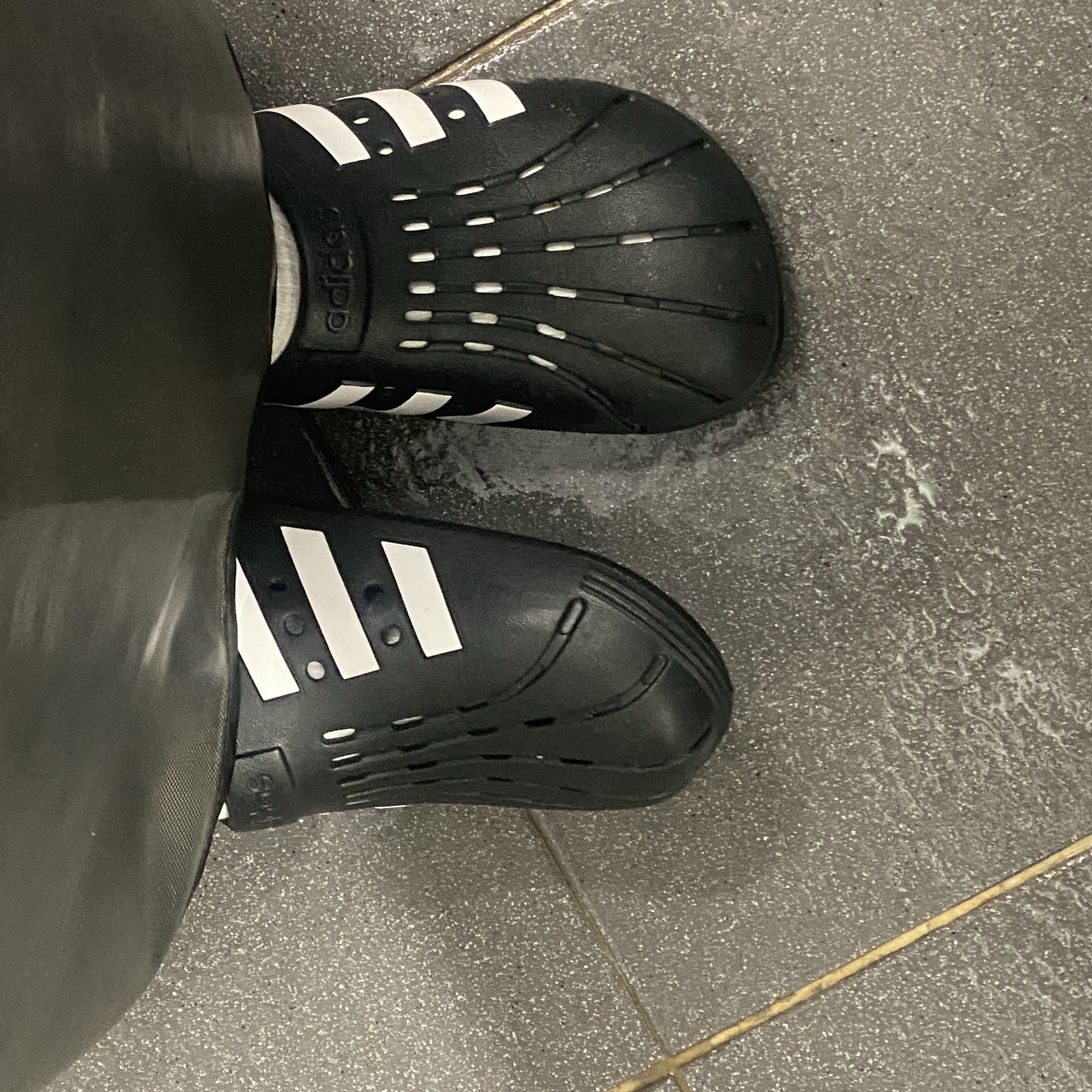 Adidas Adilette Clog Black White 착용 스타일