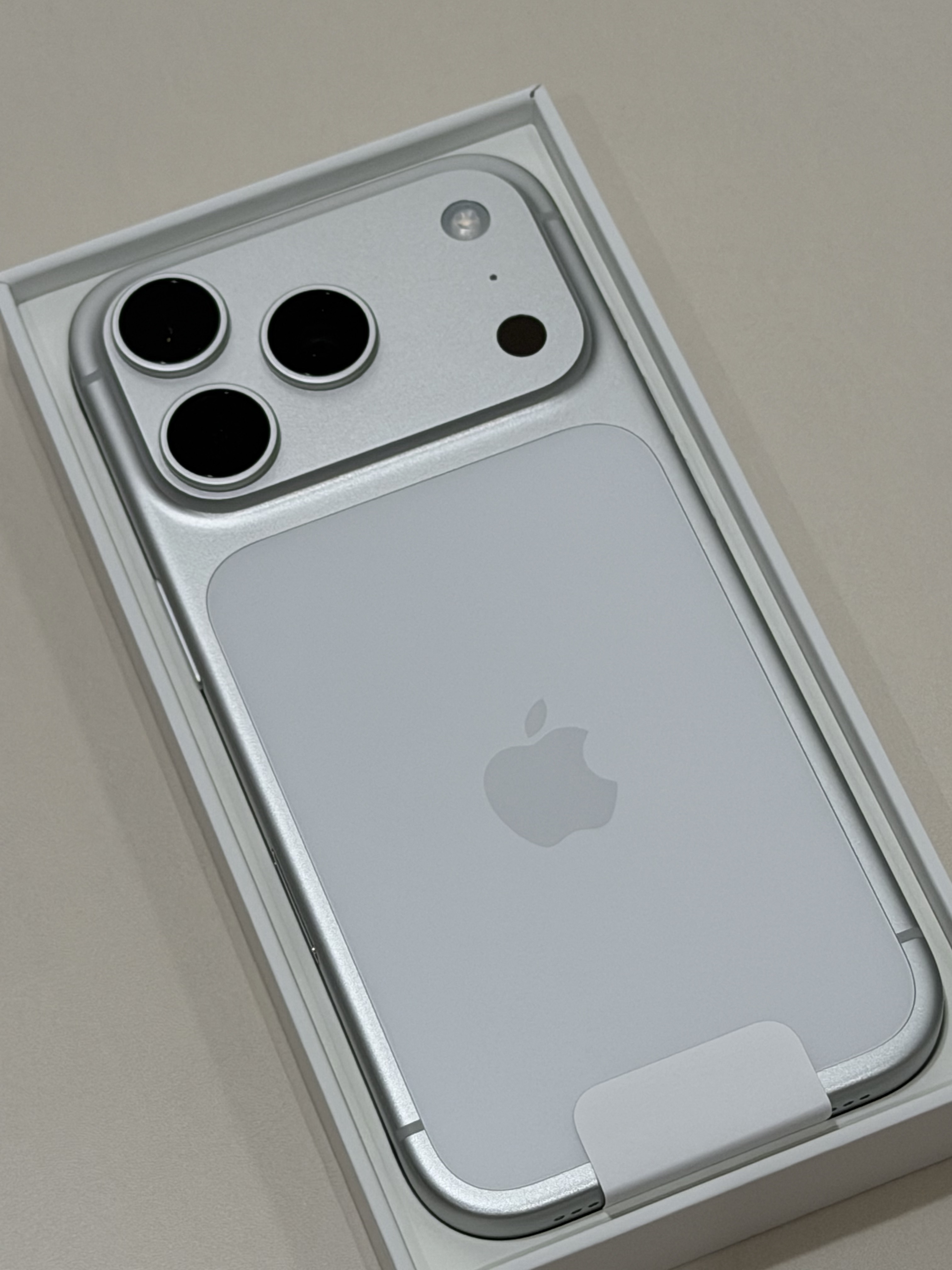 Apple iPhone 17 Pro 1TB Silver, Apple iPhone 17 Pro 512GB Deep Blue 착용 스타일 - 2