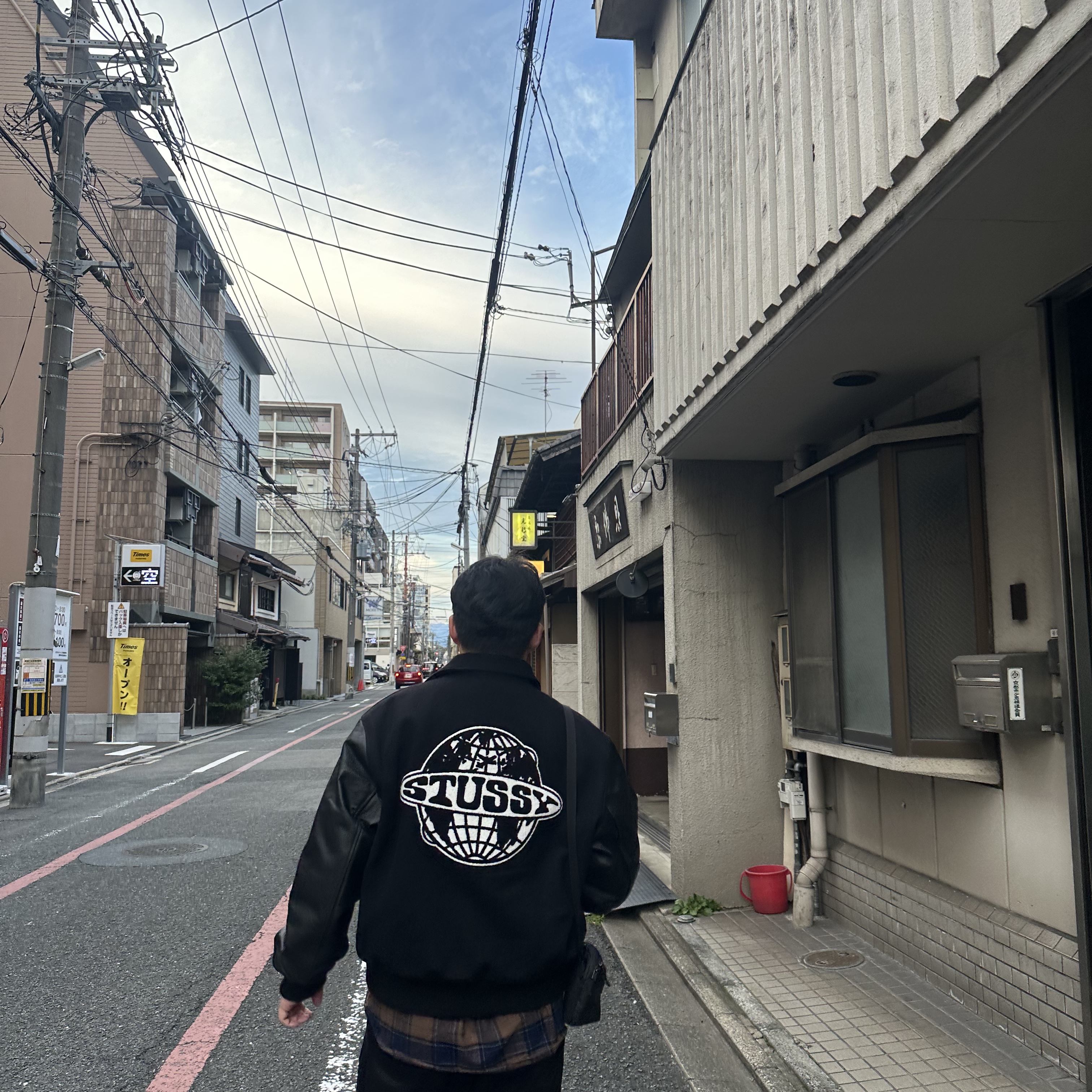 Stussy Globe Varsity Jacket Black 착용 스타일 - 1